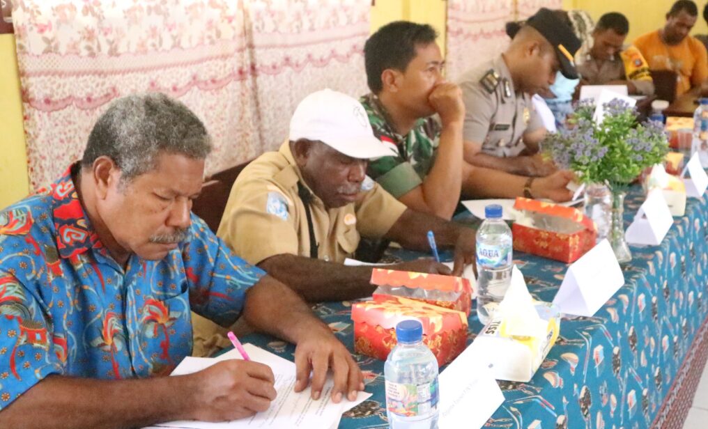 Pengisian instrumen FGD oleh peserta FGD
