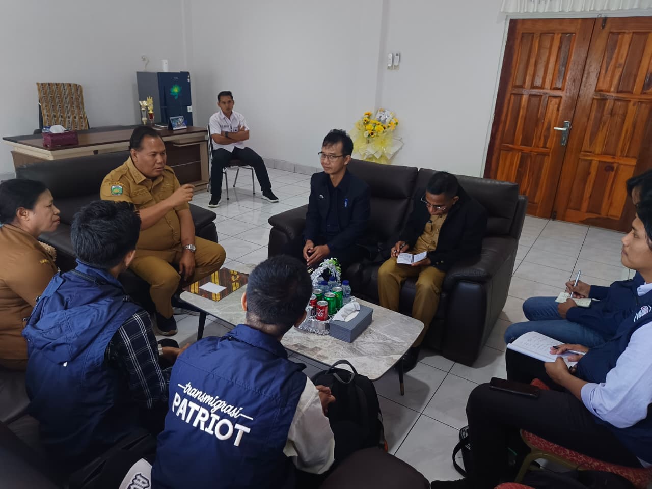 TEP ITS (rompi biru) berdiskusi dengan Wakil Bupati Malaka (pria berseragam dinas PNS coklat) terkait kondisi dan kebutuhan masyarakat kawasan transmigrasi Kobalima Timur.