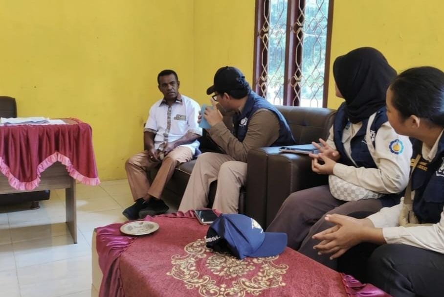 Tim ETP ITS (kanan) mewawancarai Kepala Kampung Oransbari (kemeja putih di kiri) terkait infrastruktur air bersih dan kebutuhan air di masyarakat setempat