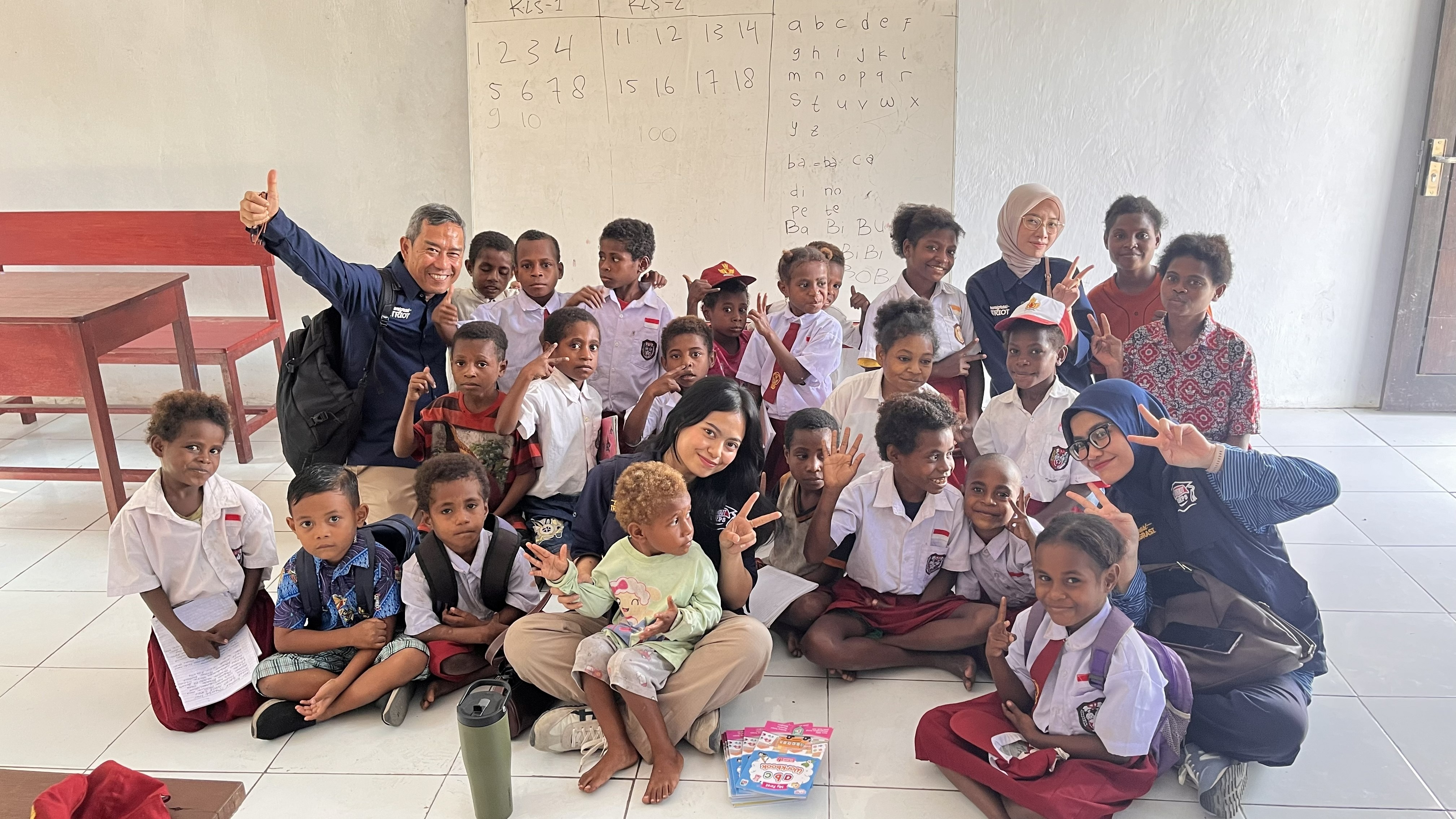 Tim Patriot yang diketui oleh Prof Subchan MSc PhD tingkatkan pemahaman dasar literasi dan numerasi kepada siswa di Momi Waren, Manokwari Selatan