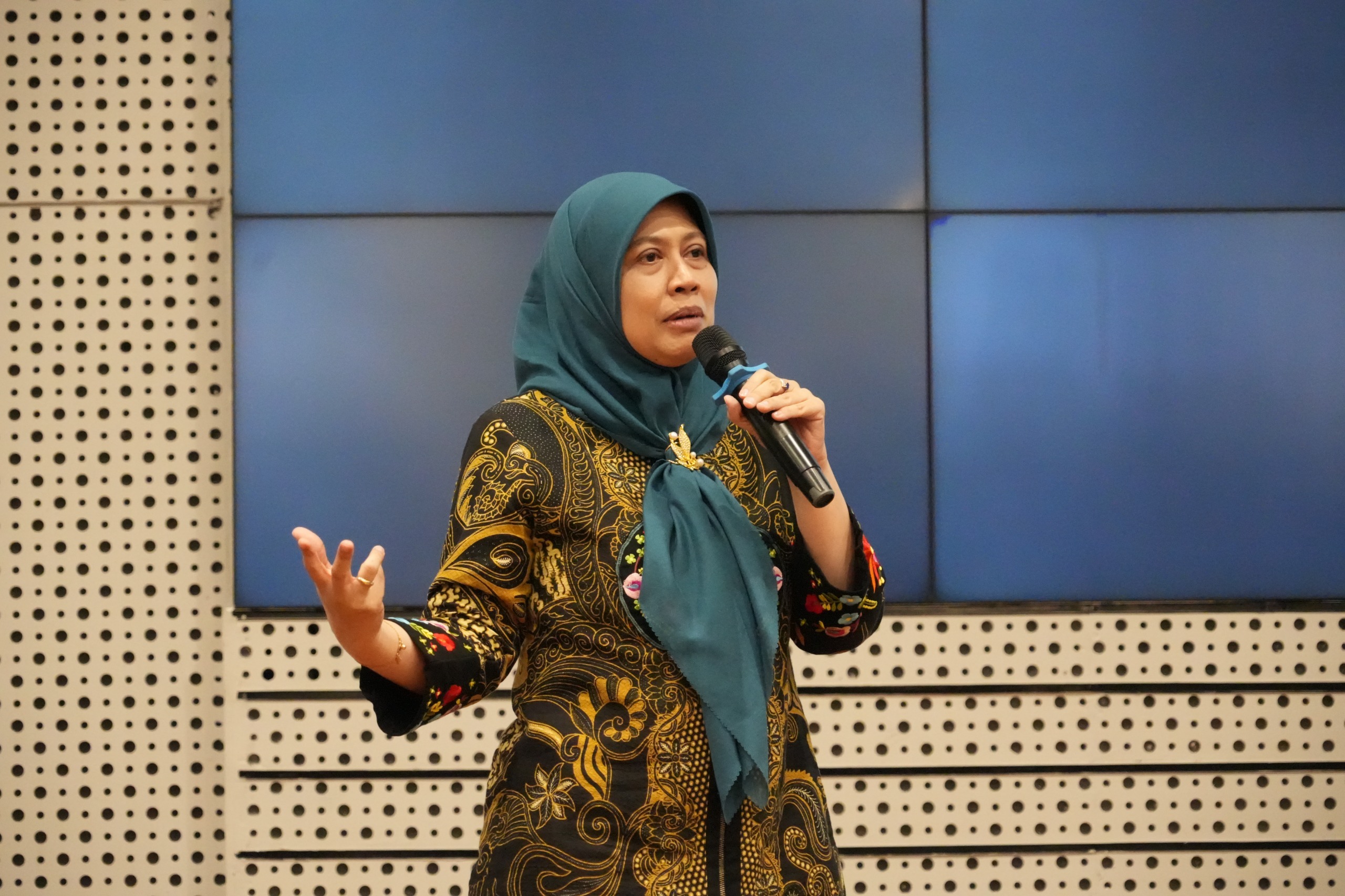 VP Business Support Regional 2 PT Pertamina EP Dr Mira Tripuspita SPsi MComm arahkan mahasiswa ITS dengan mulai menjadi pemimpin untuk diri sendiri