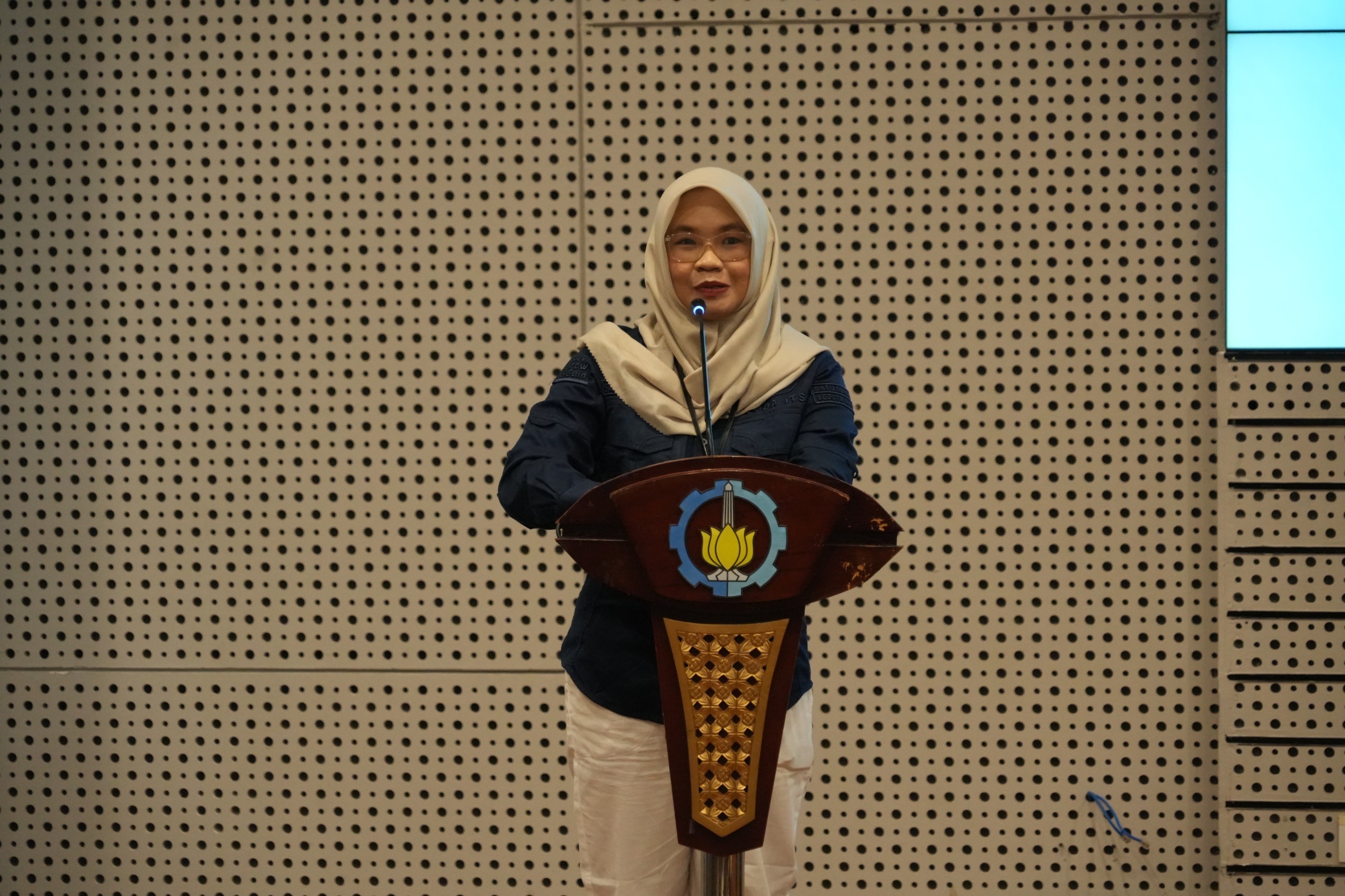 Sekretaris LPDA ITS Ir Safira Firdaus ST MT sampaikan laporan pengelolaan dana abadi ITS
