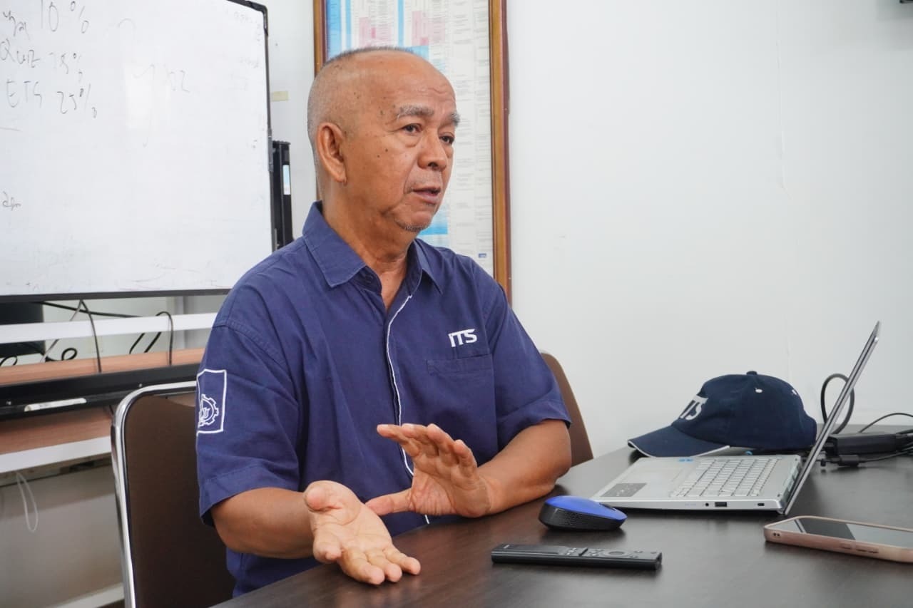 Pakar Geologi ITS Dr Ir Amien Widodo MSi mengimbau masyarakat untuk tidak perlu khawatir dan lebih kritis dalam menyikapi informasi kebencanaan yang beredar di media sosial