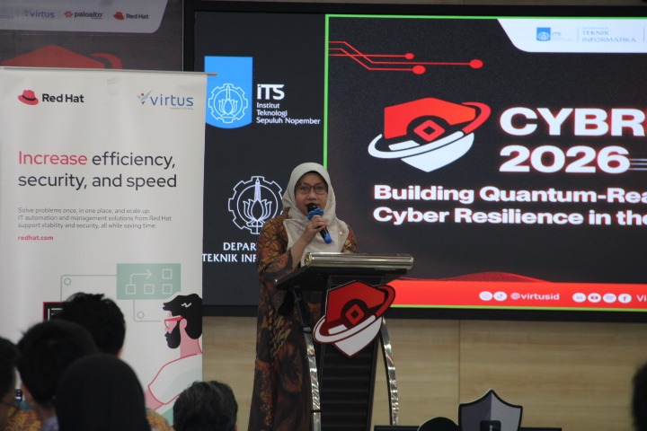 Gambar Dekan FTEIC ITS Prof Dr Ir Diana Purwitasari SKom MS saat menyampaikan sambutan di acara Cybreak 2026