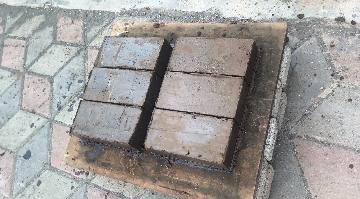 Penampakan bata tanpa bakar karya DTIS ITS setelah selesai dicetak untuk selanjutnya melewati tahap pengeringan sebelum digunakan