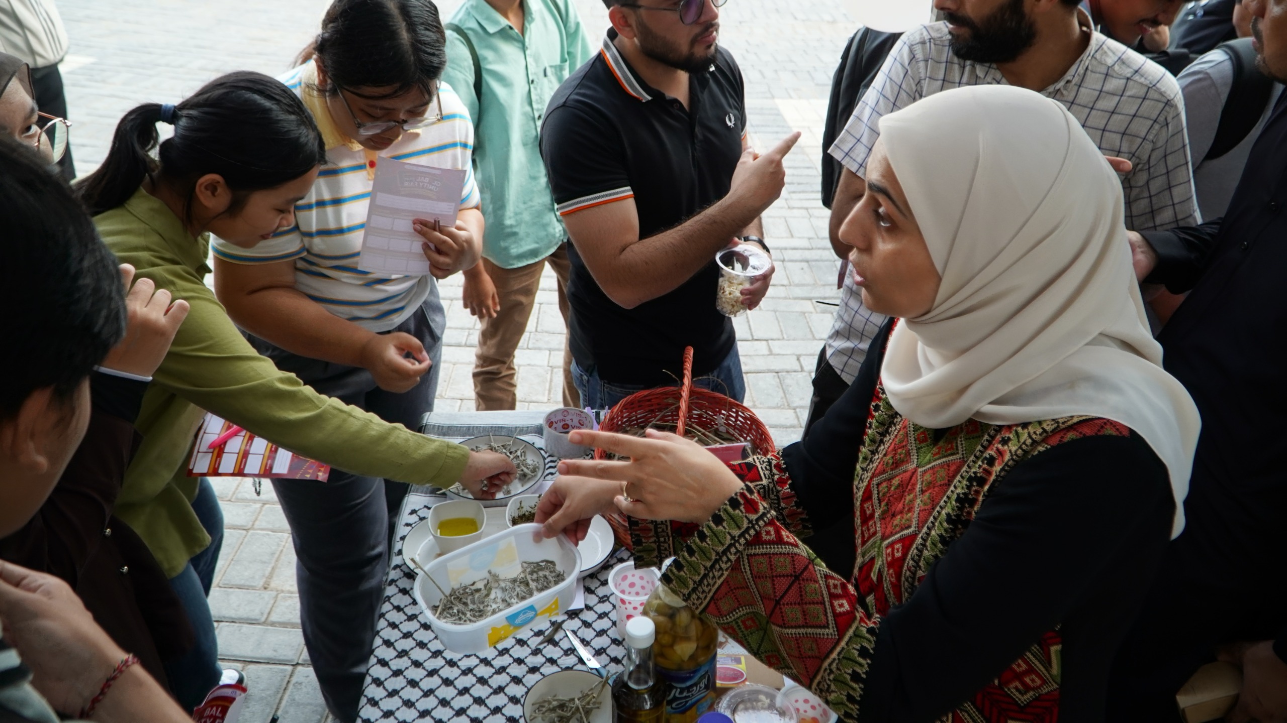 Gambar Peserta GUF 2026 saat mengunjungi stan dan mencicipi makanan khas Palestina