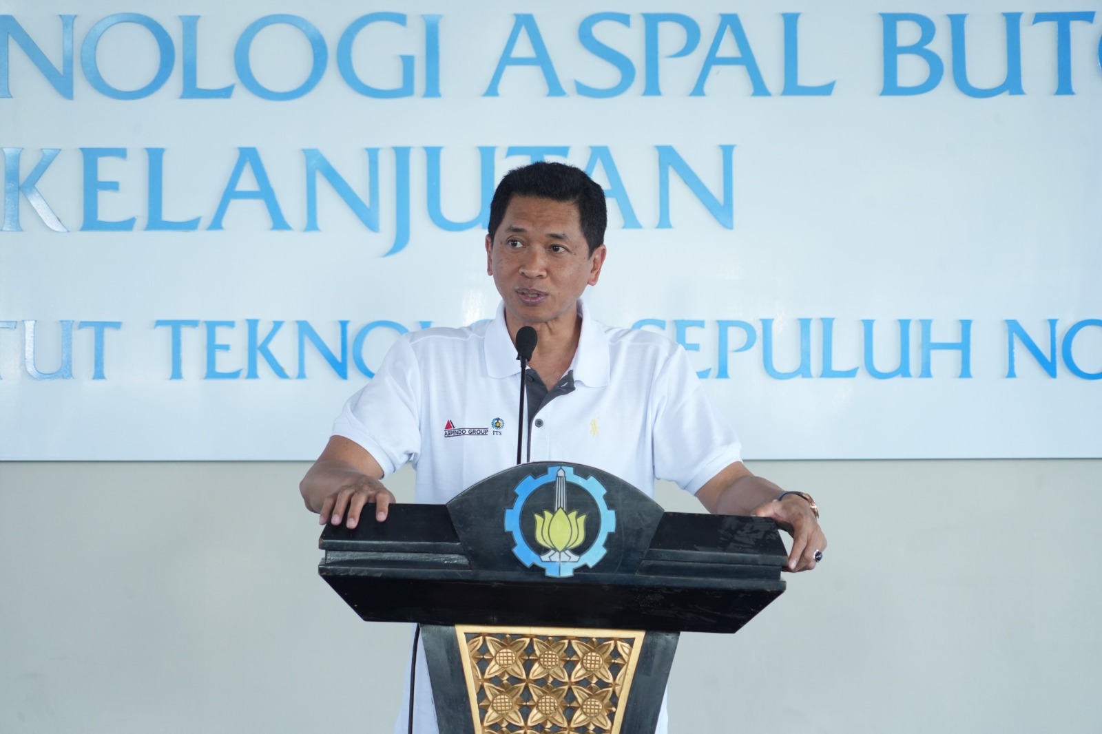 Rektor ITS Prof Dr (HC) Ir Bambang Pramujati ST MSc Eng PhD dalam peresmian Laboratorium Teknologi Aspal Buton Berkelanjutan ITS