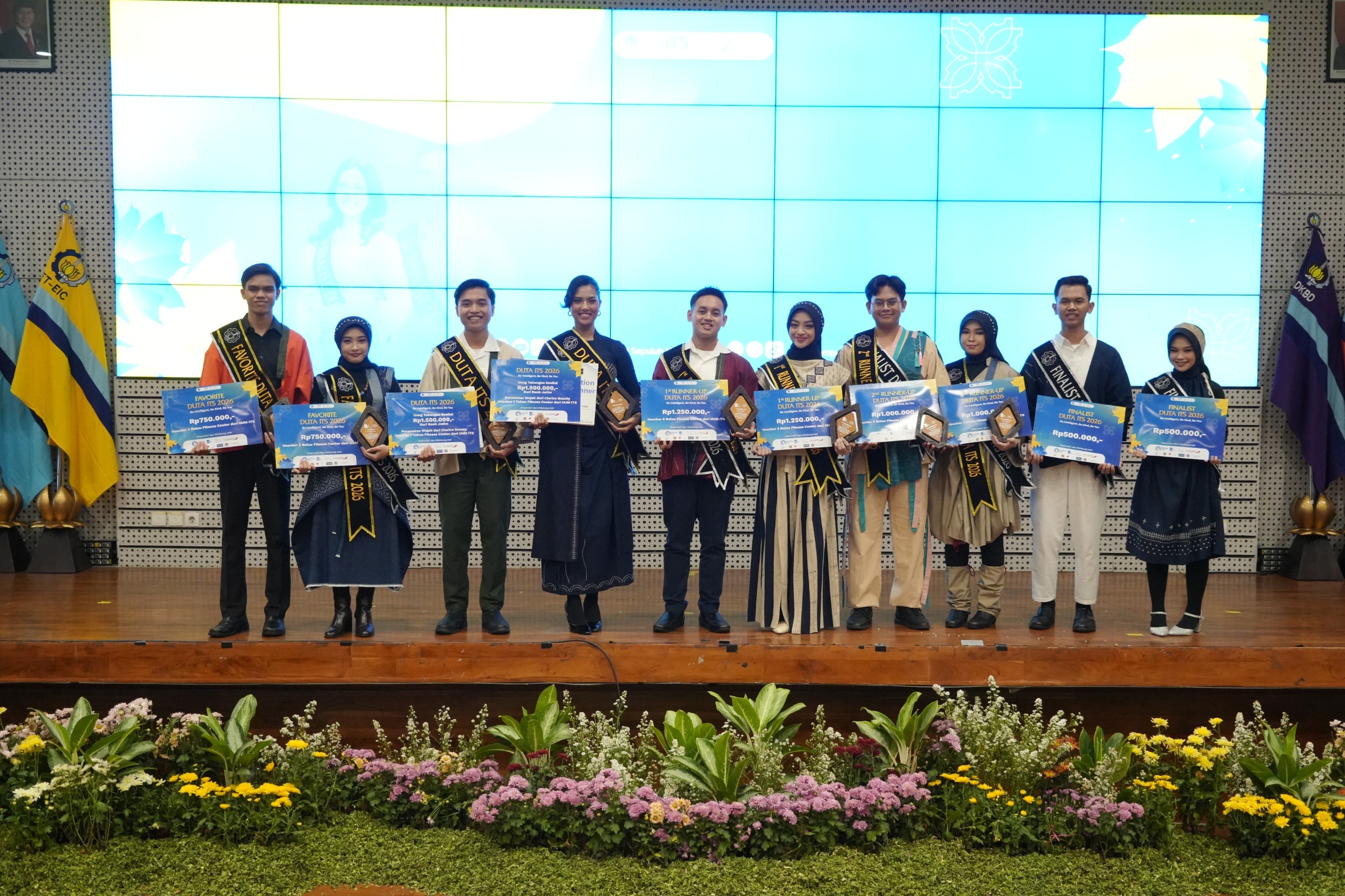 (dari kiri) Duta Favorit ITS, Juara 1, 1st Runner Up, 2nd Runner Up, dan Finalis Duta ITS 2026