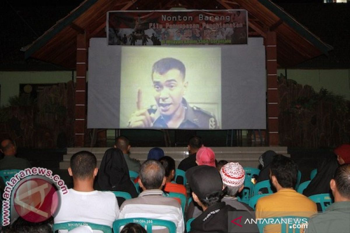 Potret suasana khidmat saat nonton bareng film G30S/PKI (Sumber: Antaranews.com)
