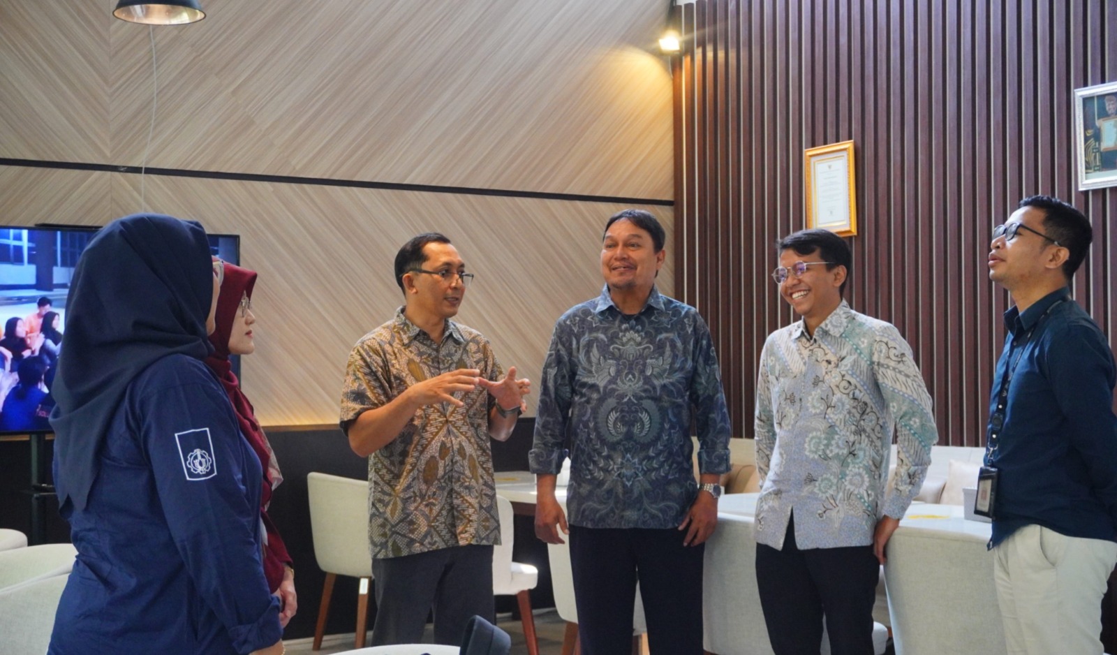 Kepala Pusat Kajian Halal ITS Prof Setiyo Gunawan ST PhD IPM (batik coklat) dan perwakilan DKPU ITS (kiri) saat menyambut kedatangan tim Kementerian PPN-Bappenas di Kantin Pusat ITS