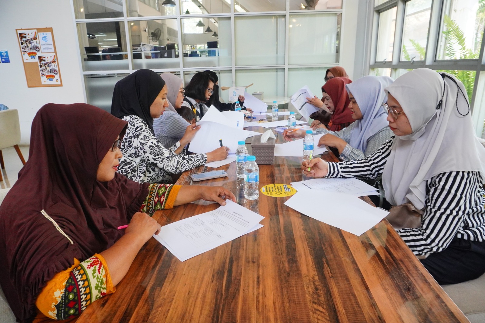 Para tenant di Kantin Pusat ITS berpartisipasi pengambilan data yang dilakukan tim Kementerian PPN-Bappenas untuk penyusunan kebijakan terkait sertifikasi halal UMKM