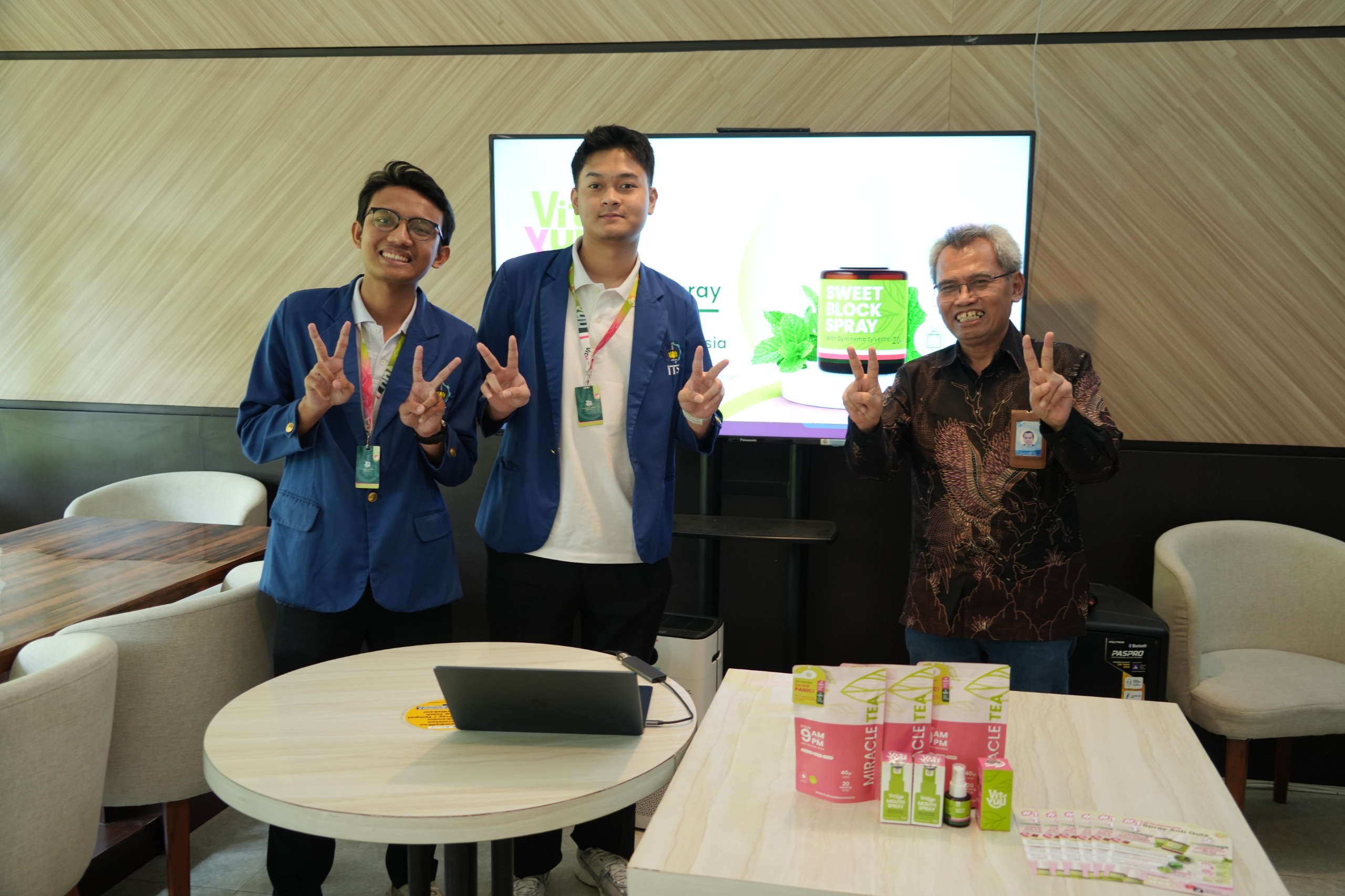 (dari kanan) Direktur IKST ITS Dr Ir Endroyono DEA, Muhammad Nadhif Ikmalsyah, dan Kevin Ananta Marga saat jumpa pers untuk uji coba produk Vityuu Mouth Spray