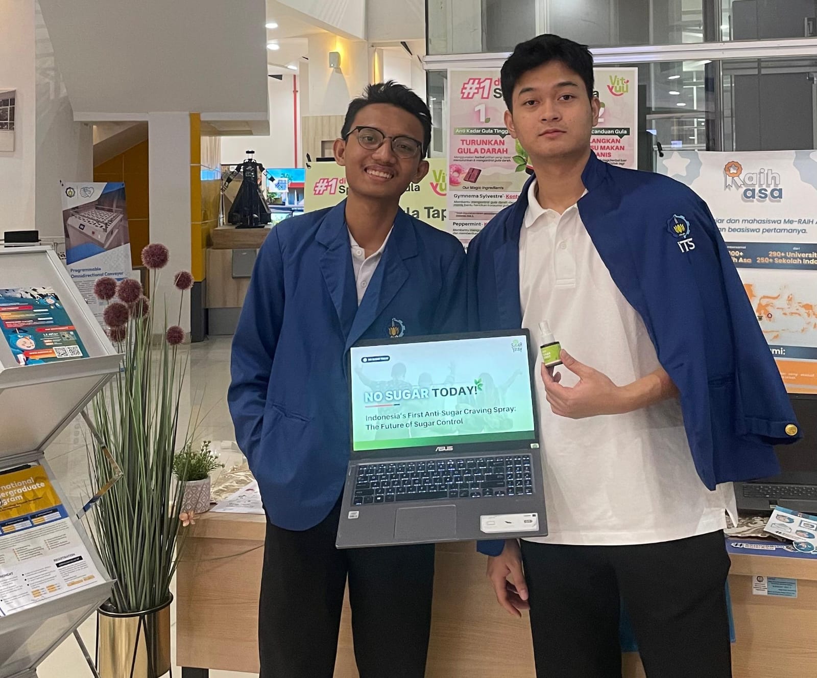 Mahasiswa ITS pengembang Vityuu Mouth Spray (dari kiri) Kevin Ananta Marga dan Muhammad Nadhif Ikmalsyah menunjukkan produk inovasinya dalam sebuah pameran yang diikuti