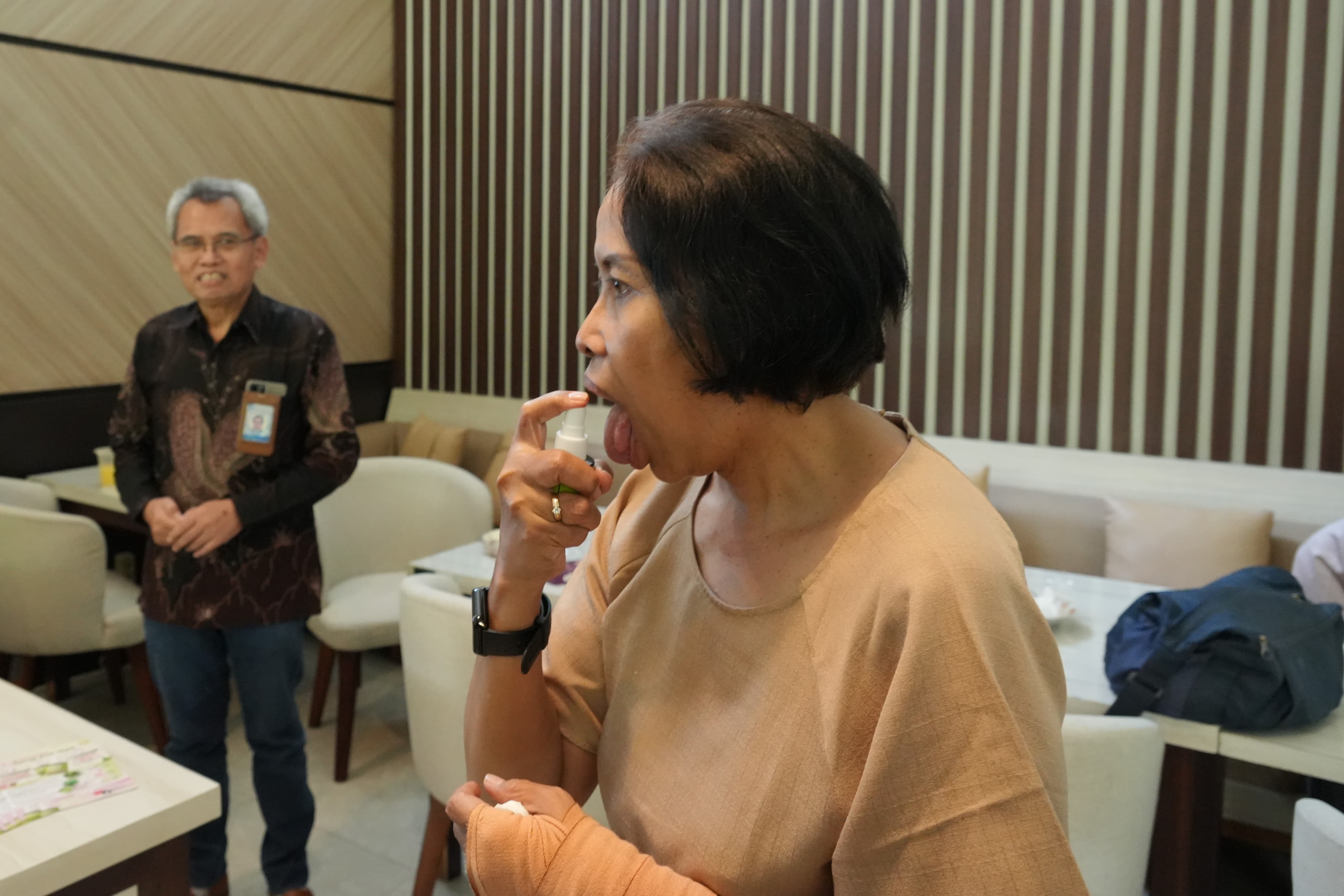 Saat uji coba Vityuu Mouth Spray oleh salah satu awak media dalam jumpa pers