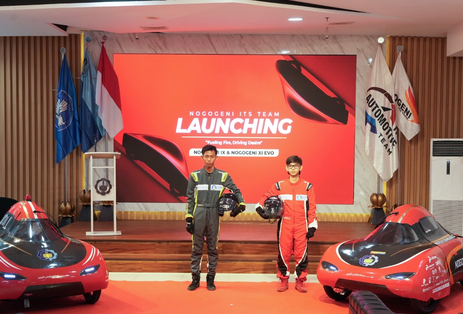 Driver Nogogeni IX dan Nogogeni XI EVO bersama kedua mobil pengembangan terbaru di GRIT, Gedung Research Center ITS