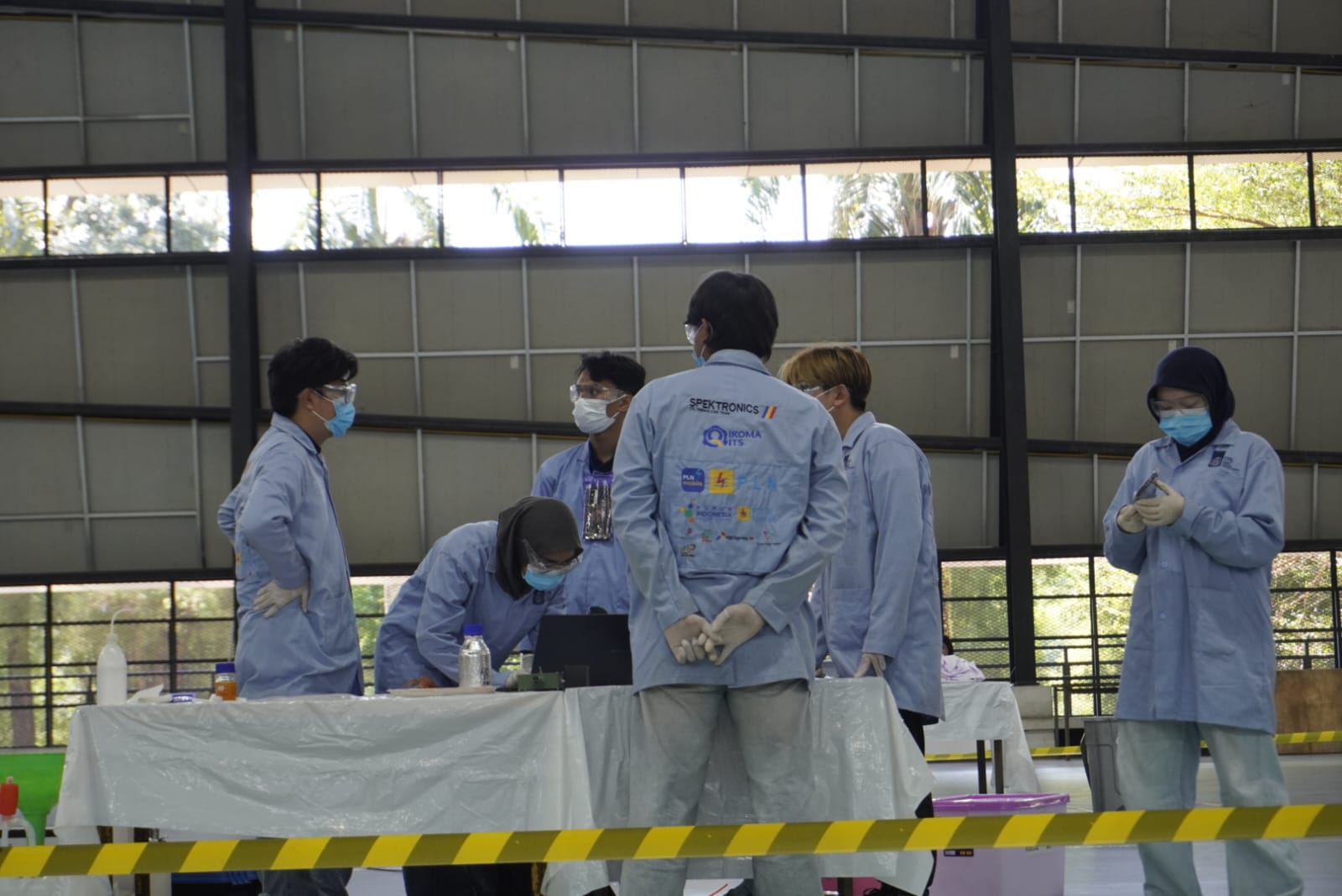 Tim Spektronics ITS saat melakukan preparasi bahan kimia sebelum berlaga di ajang AISeries × AISC 2026