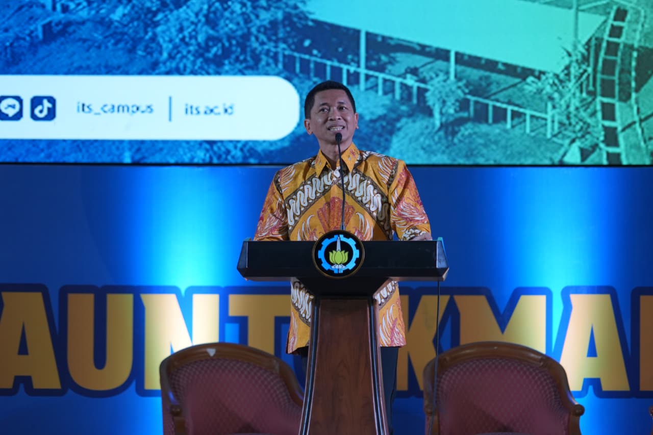 Rektor ITS Prof Dr (HC) Ir Bambang Pramujati ST MSc Eng PhD mengajak para orang tua memberikan kepercayaan kepada mahasiswa untuk menjalani proses pembelajaran dan pengembangan diri selama di ITS