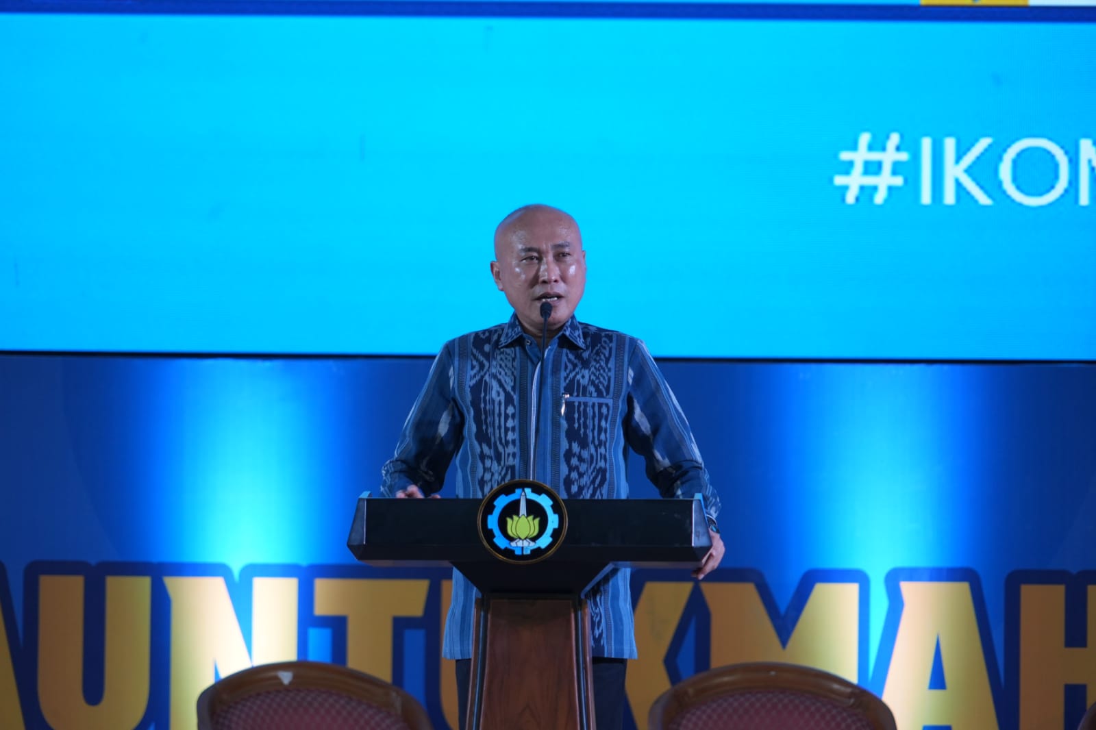 Ketua Ikoma ITS Dr Ir Wahid Wahyudi MT menyambut langsung para orang tua mahasiswa baru ITS pada acara Pertemuan Orang Tua Mahasiswa Baru 2026 ITS
