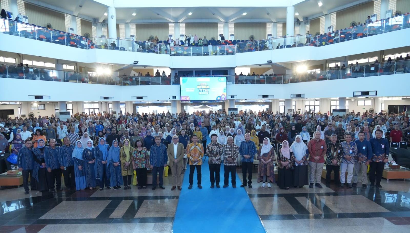 Ribuan orang tua mahasiswa baru ITS tahun ajaran 2026 hadir untuk mengikuti pertemuan yang dihelat di Grha Sepuluh Nopember ITS