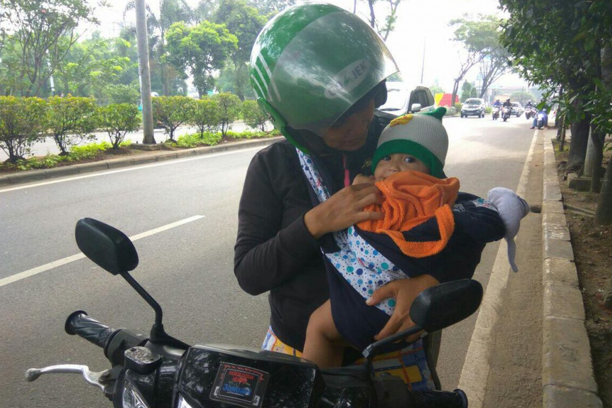 Potret nyata seorang ibu yang membawa anak nya bekerja akibat minimnya perlindungan maternal dan fasilitas daycare yang tak memadai (Sumber: Kompas.com)