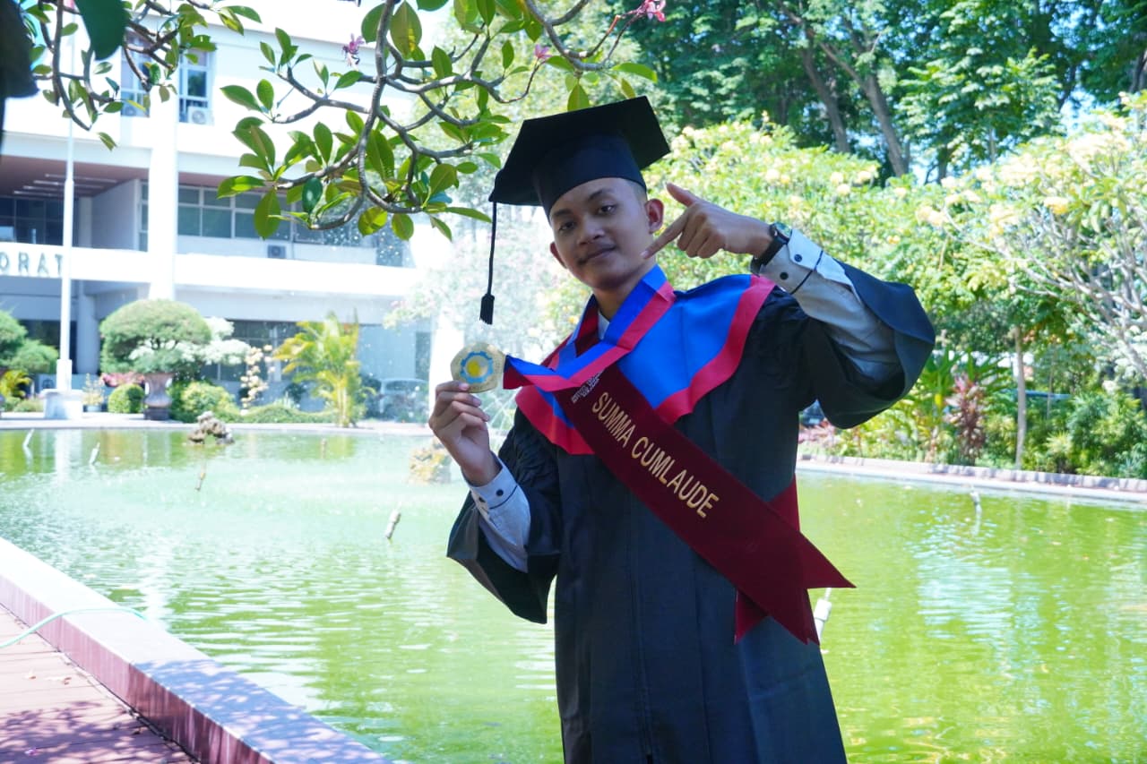 Andhika Fathurrohman, peraih predikat wisudawan terbaik jenjang sarjana dan wisudawan terbaik penerima beasiswa KIP-K di Wisuda ke-134 ITS