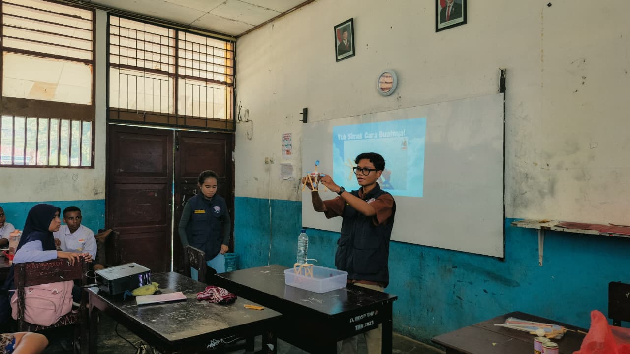 Anggota TEP 17 ITS (berrompi biru) mengajarkan eksperimen STEM kepada siswa di Distrik Ransiki
