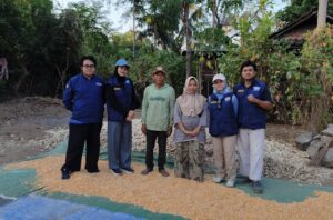 Sivitas akademika ITS saat berfoto bersama Direktur Keuangan PT Indonesia Asahan Aluminium (Inalum) Ramadi Ken Permana dalam rangkaian kegiatan Industrial Expert Day