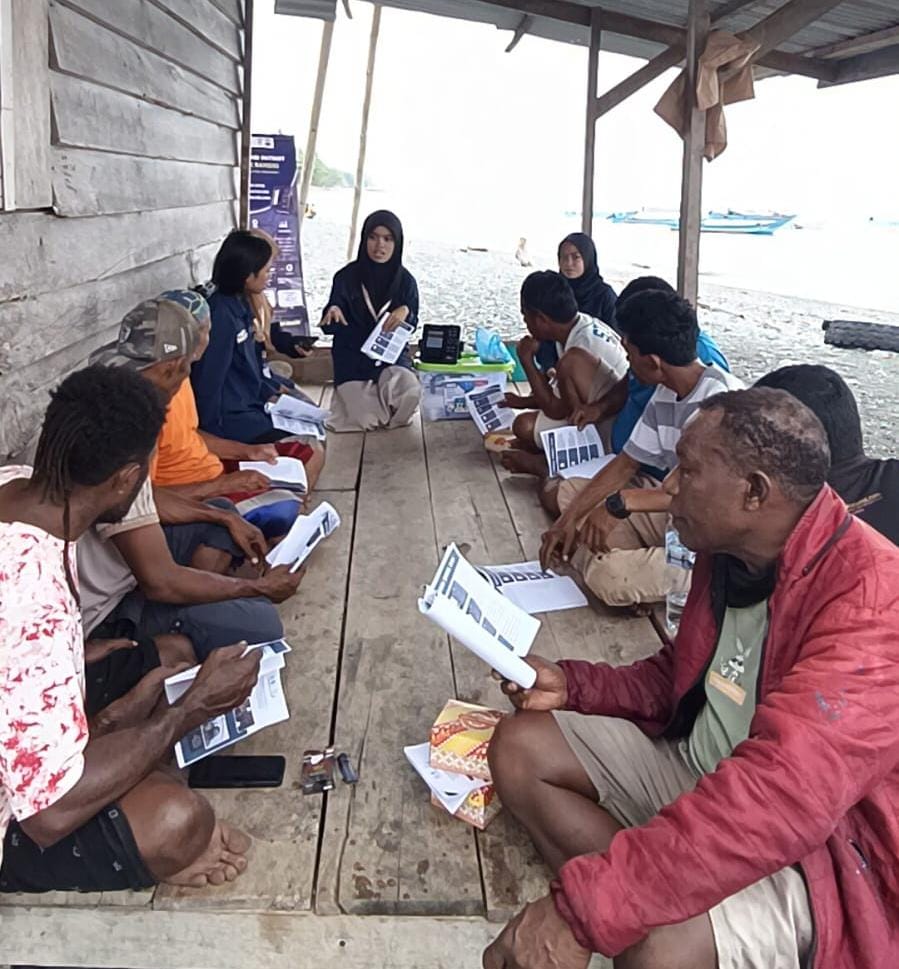 Anggota TEP menjelaskan cara menggunakan fish finder kepada para nelayan