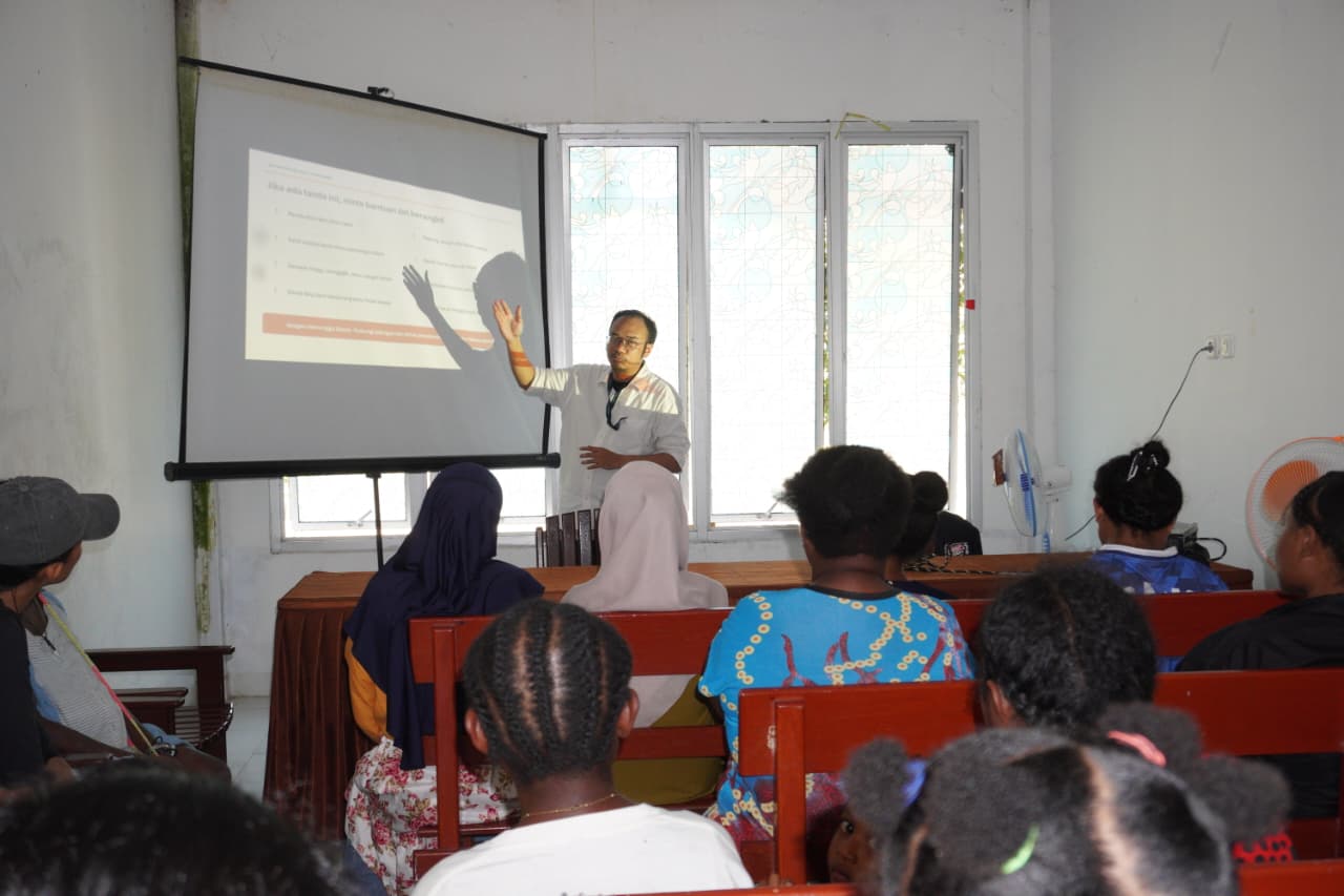 Anggota Tim TEP ITS mensosialisasikan mengenai bahaya pernikahan dini dan kesehatan reproduksi kepada warga Distrik Momi Waren