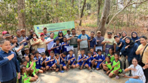 Tanam 100 Pohon, ITS Ajak Anak-anak Jaga Mata Air Dafala di NTT