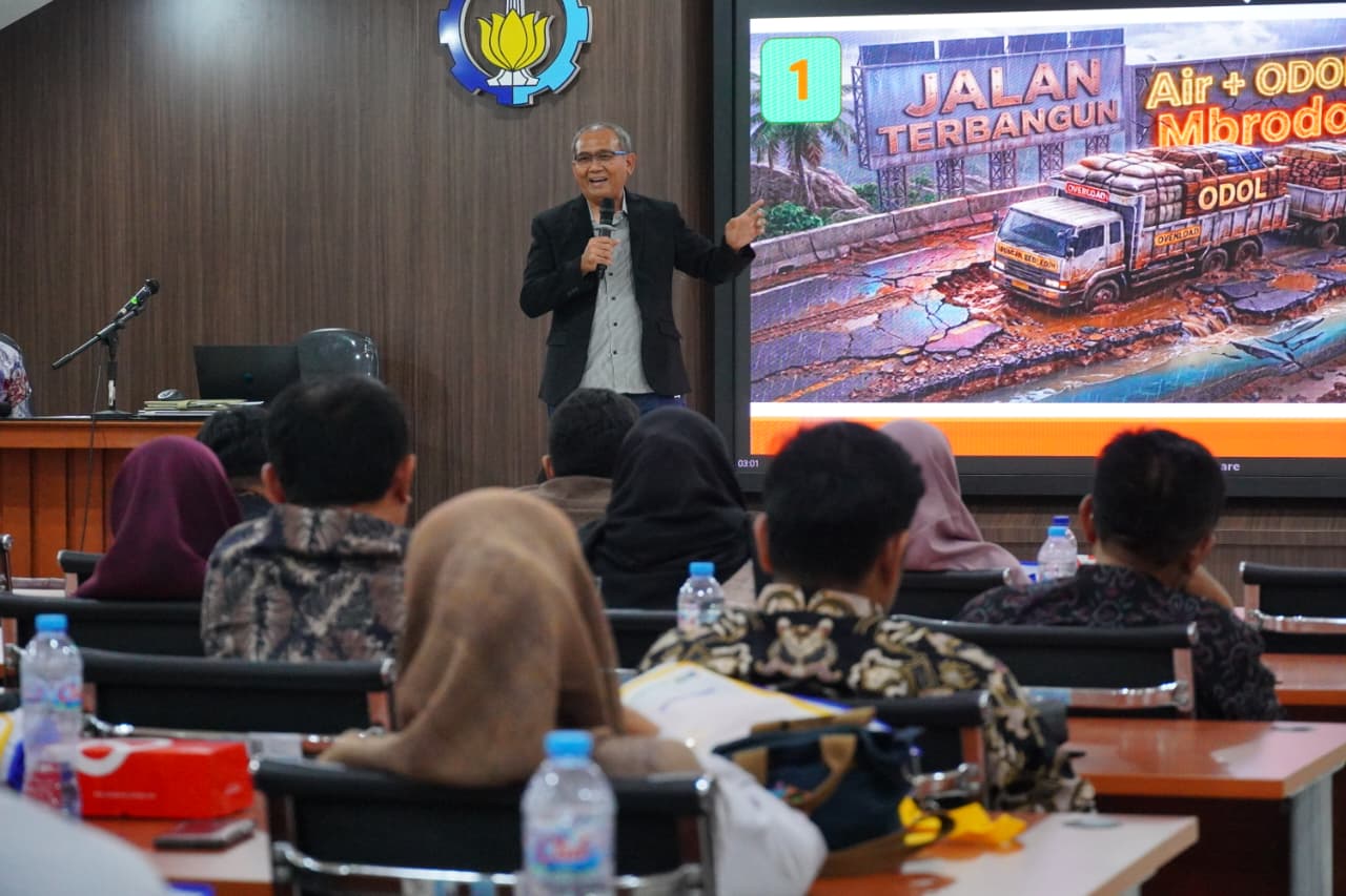 Dosen Departemen Teknik Sipil ITS, Dr Catur Arif Prastyanto ST MEng, memaparkan bahwa kebijakan larangan kendaraan berdimensi dan bermuatan berlebih harus dipertegas