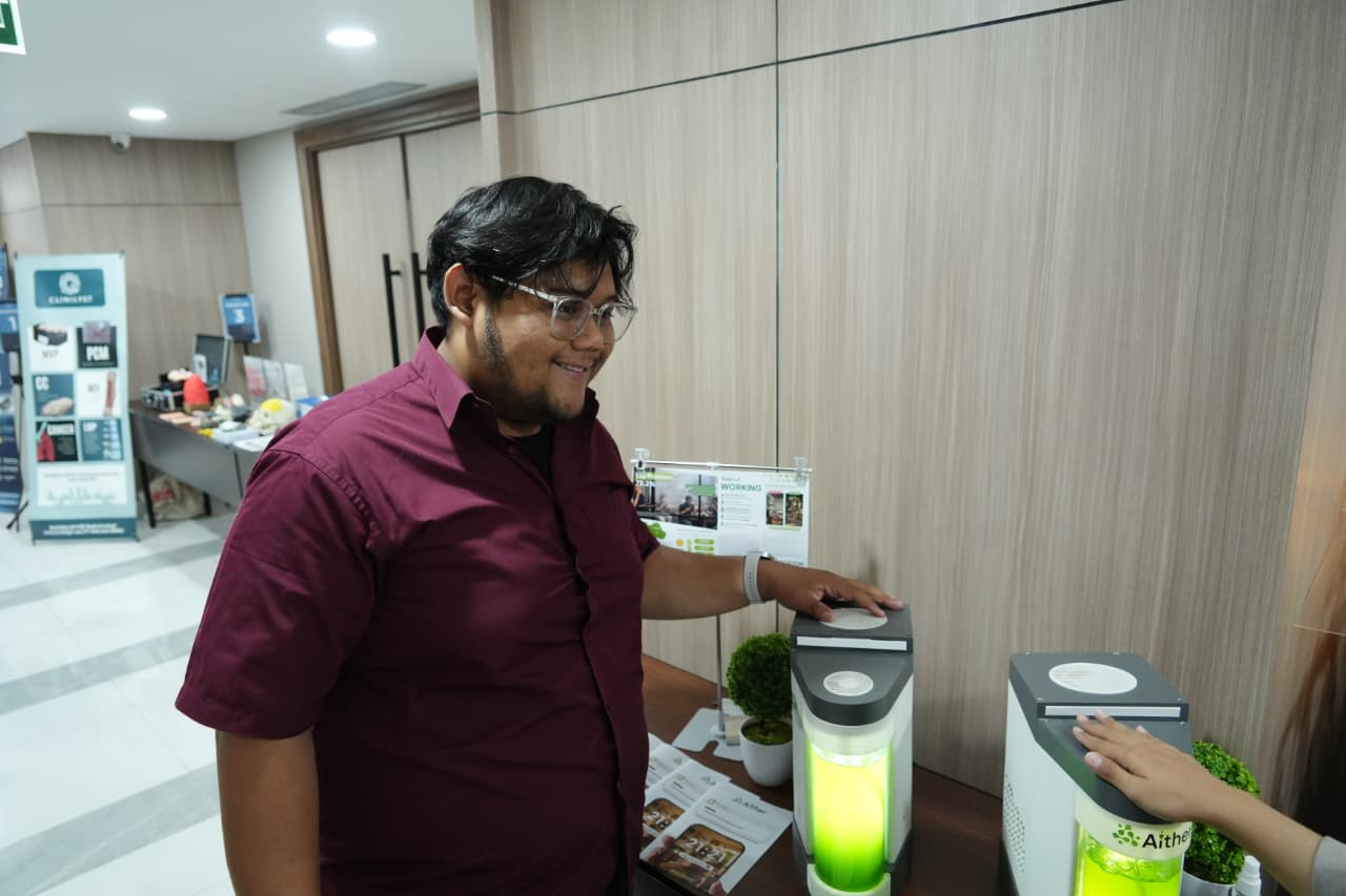 Farel Kamaludin, alumni Teknik Fisika ITS, mengenalkan Aither, sebuah perangkat pemurni udara berbasis bioteknologi.