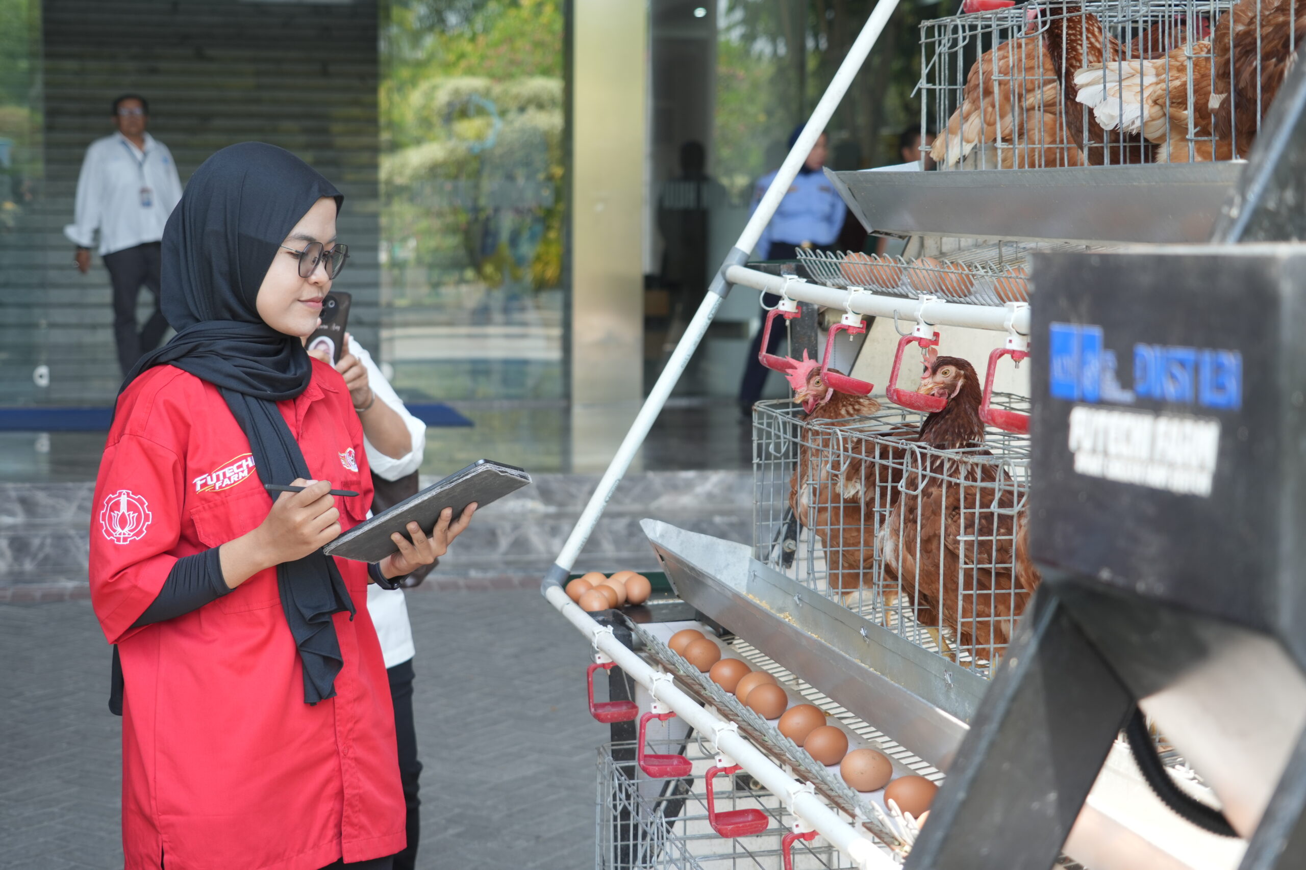 Salah satu anggota peneliti Khoerunnisa Utami saat demo menjalankan sistem melalui aplikasi Futechi Farm melalui gawai pintar