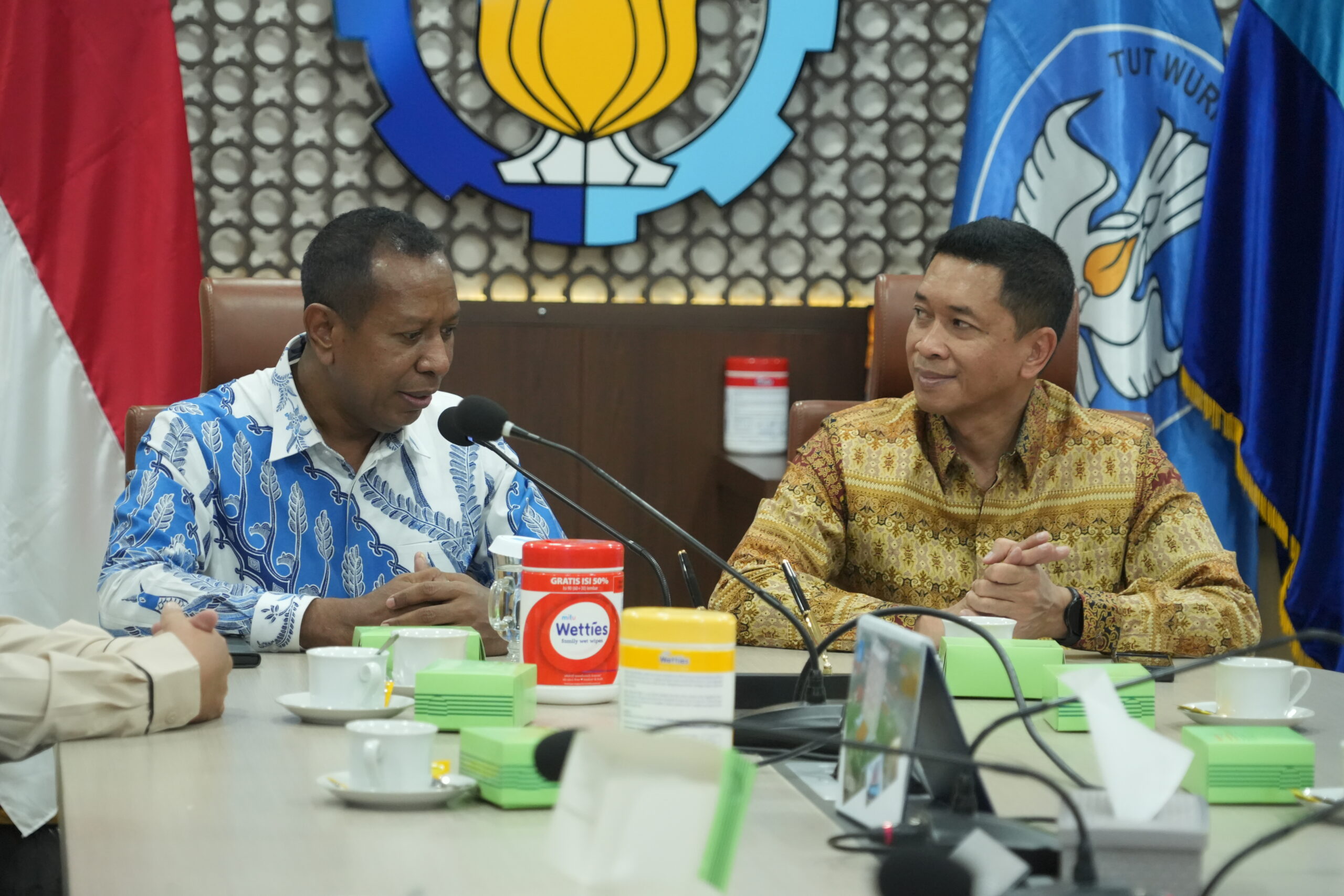 Proses diskusi antara Gubernur Papua Selatan Prof Dr Ir Apolo Safanpo ST MT (kiri) dan Rektor ITS Prof Bambang Pramujati (kanan)