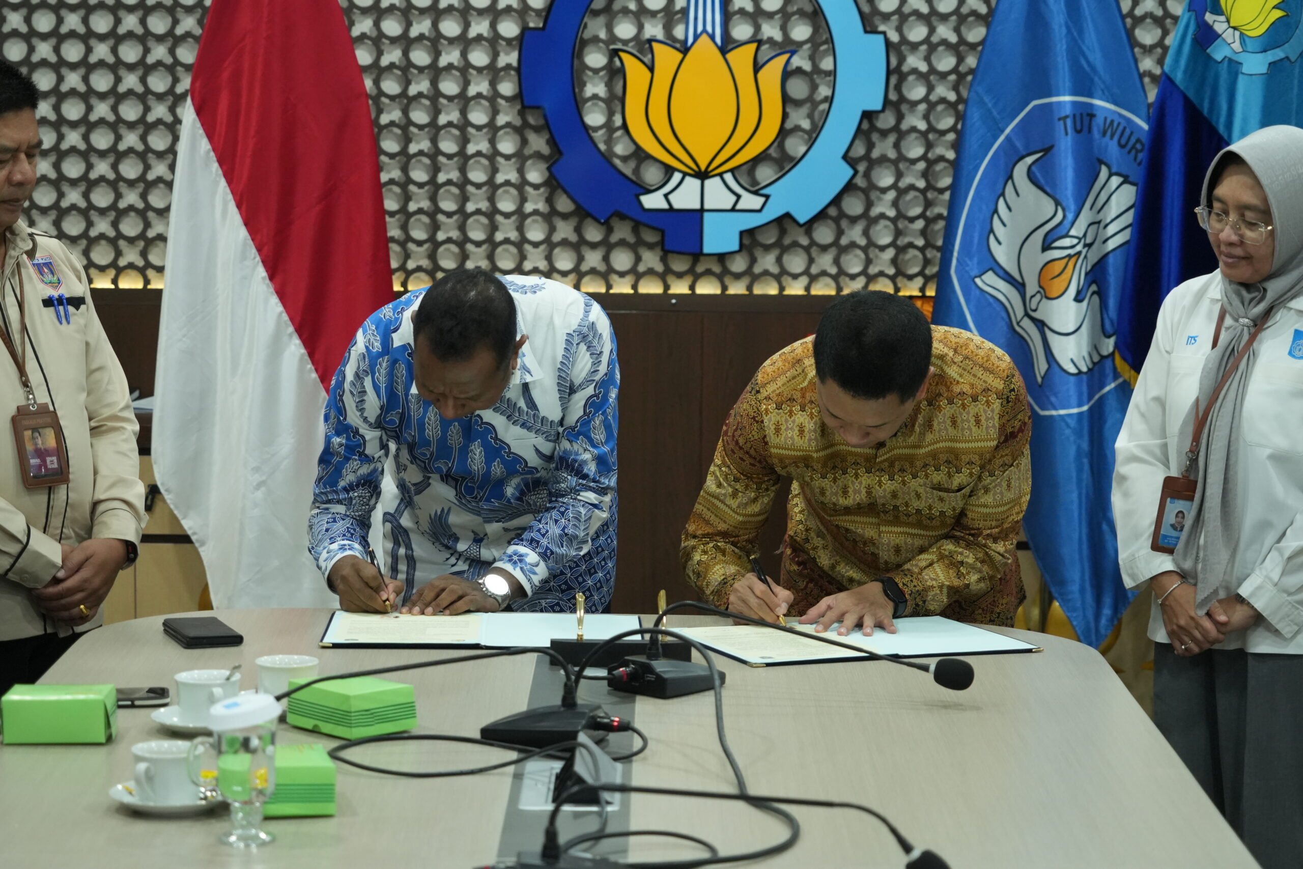 Gubernur Papua Selatan Prof Dr Ir Apolo Safanpo ST MT (kiri) dan Rektor ITS Prof Bambang Pramujati (kanan) melakukan penandatanganan MoU
