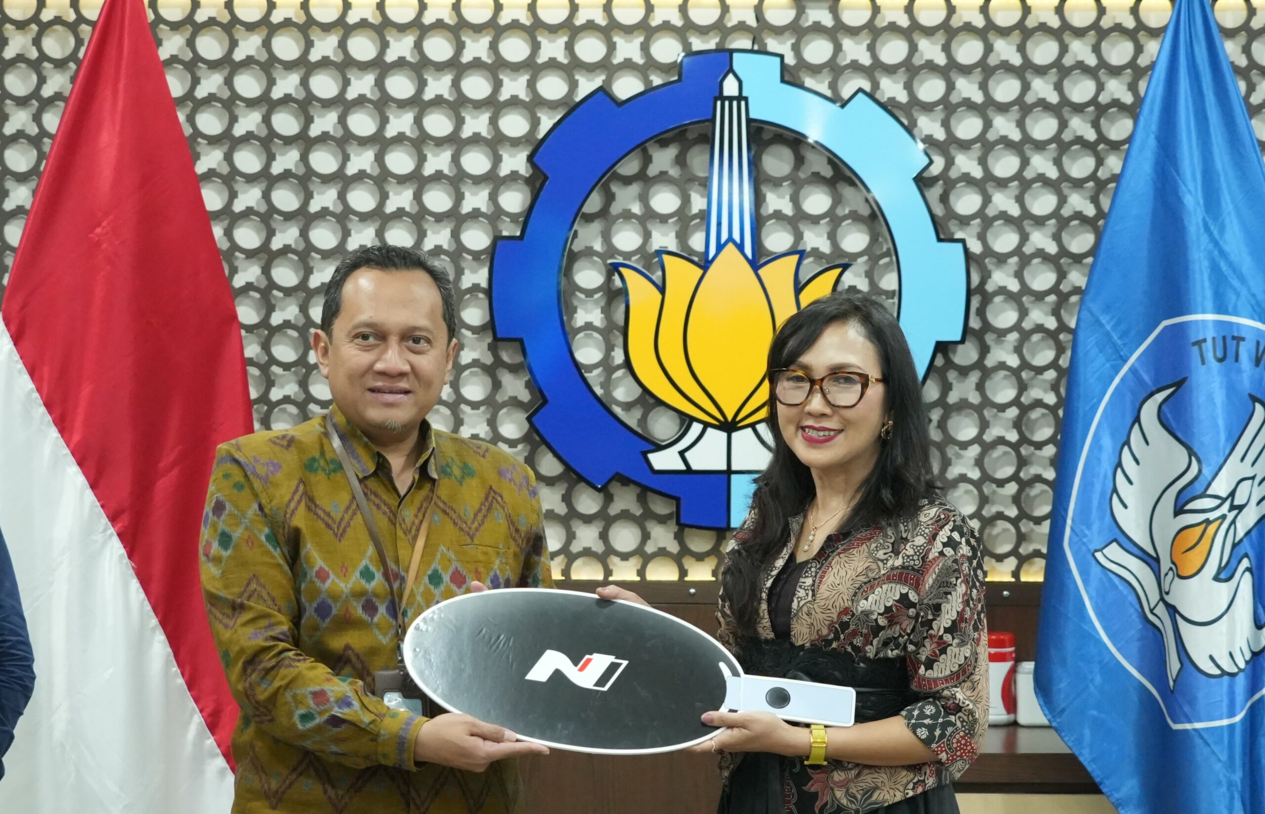Head of HRGA Department Hyundai Rita Nurmala (kanan) secara simbolik serahkan kunci mobil kepada Wakil Rektor IV Prof Ir Agus Muhamad Hatta MSi PhD (kiri)