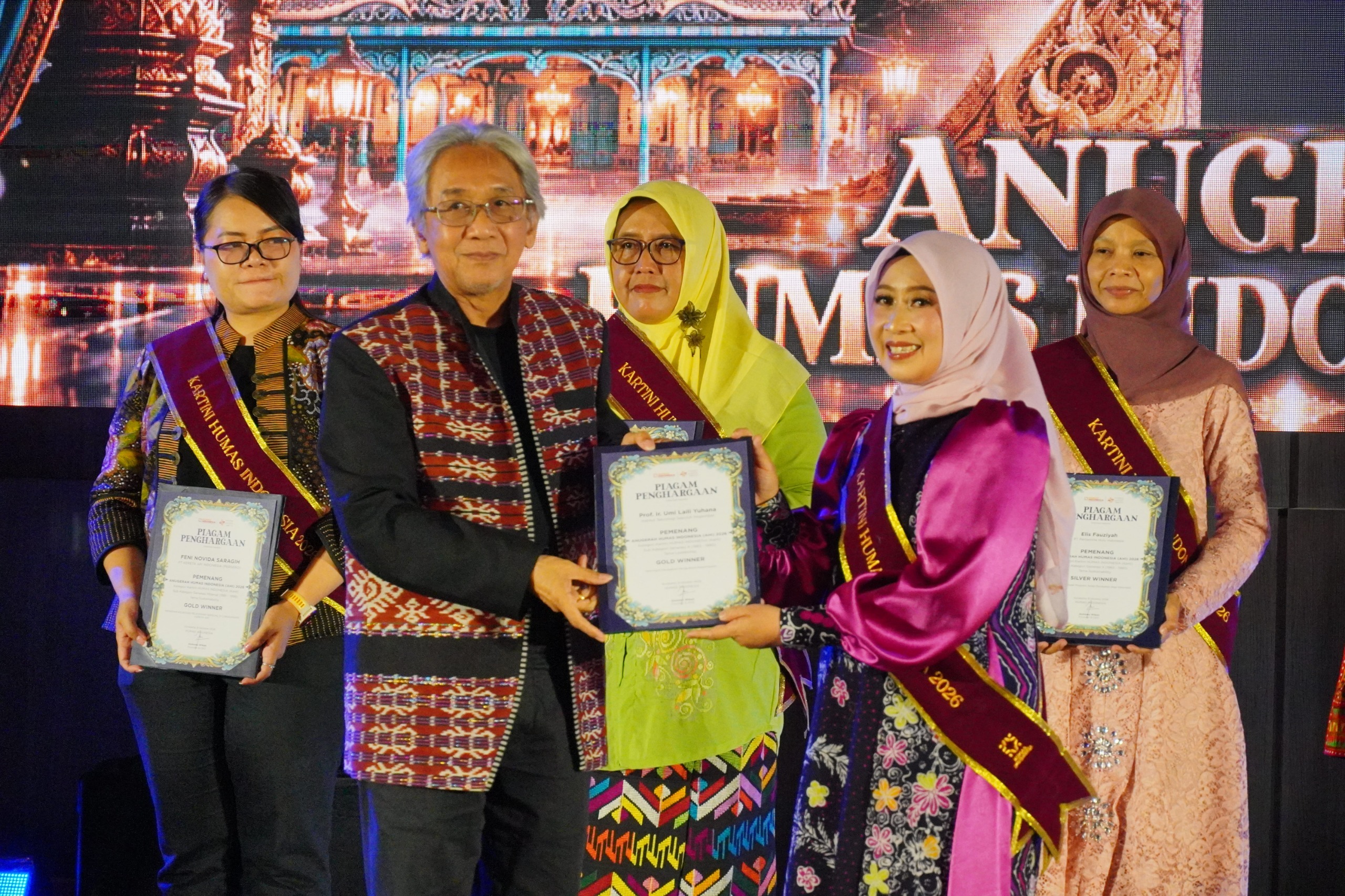Sekretaris ITS Prof Dr Ir Umi Laili Yuhana SKom MSc (baju pink) saat menerima penghargaan Gold pada kategori Kartini Humas Indonesia (KaHI) Generasi X di ajang Anugerah Humas Indonesia 2026 di Solo