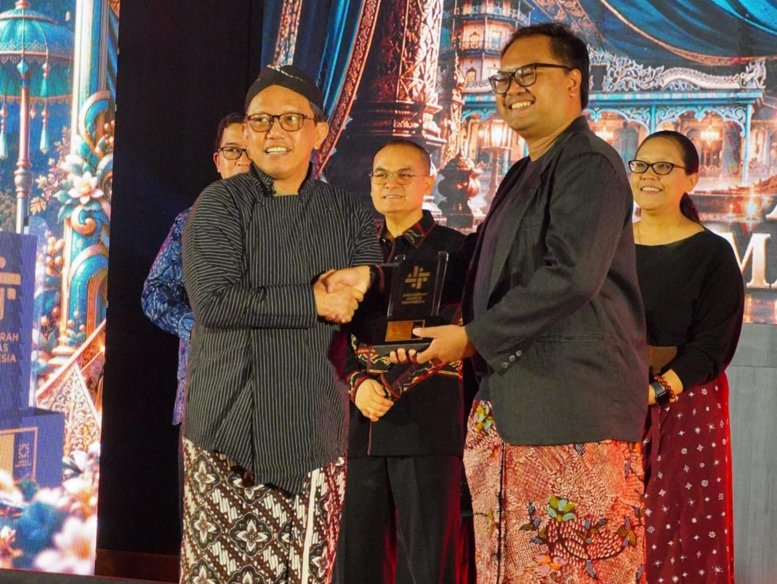 Founder dan CEO Humas Indonesia Asmono Wikan (kiri) saat menyerahkan penghargaan Platinum untuk ITS kepada Kepala UKP ITS Ryan Adi Djauhari (kanan) atas sejumlah raihan prestasi ITS di ajang Anugerah Humas Indonesia 2026