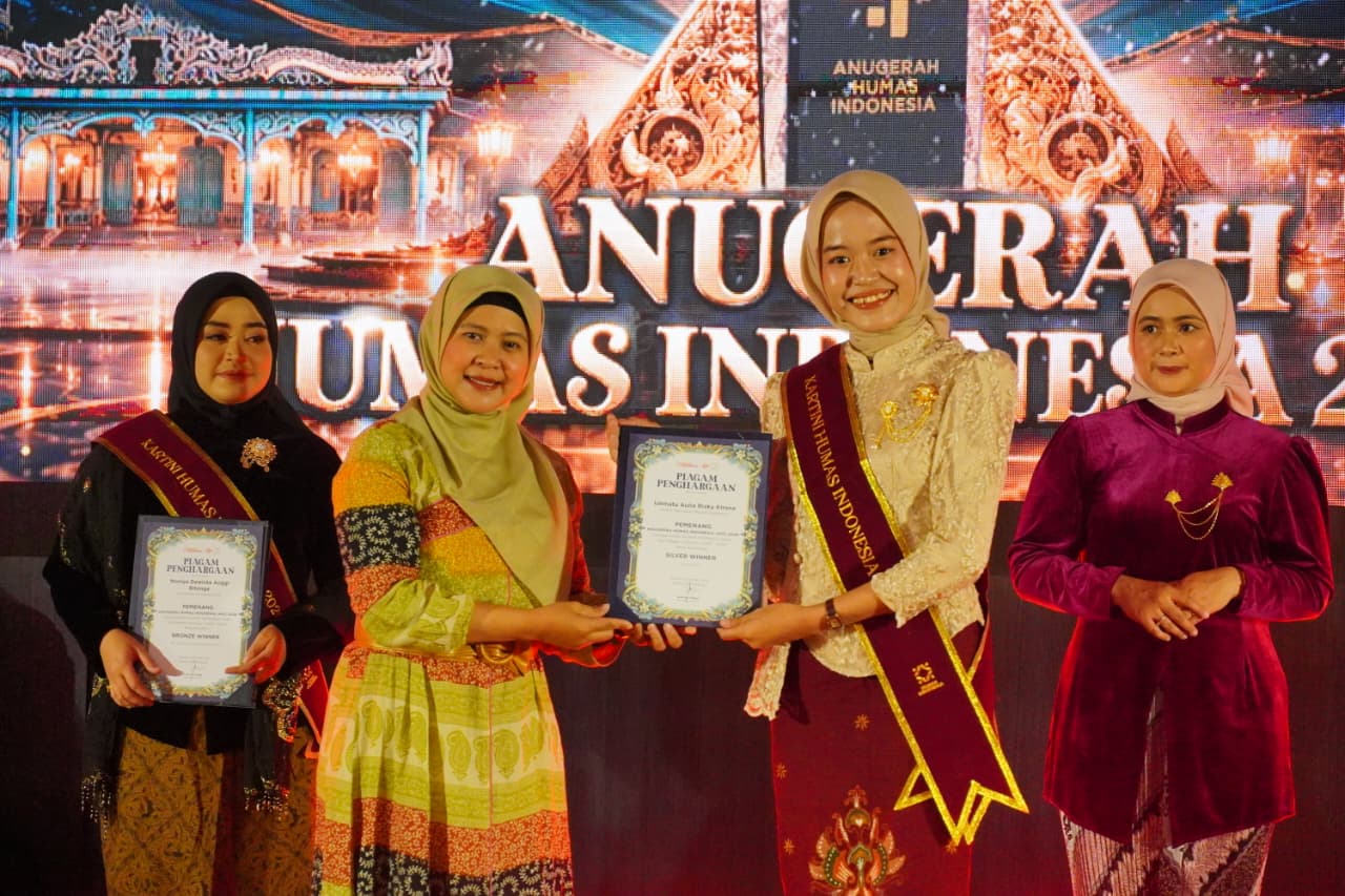 Ishmatu Aulia Rizky Kirana dari Teknik Instrumentasi ITS (dua dari kanan) saat menerima penghargaan Silver pada kategori KaHI Generasi Z sekaligus KaHI terfavorit di ajang AHI 2026