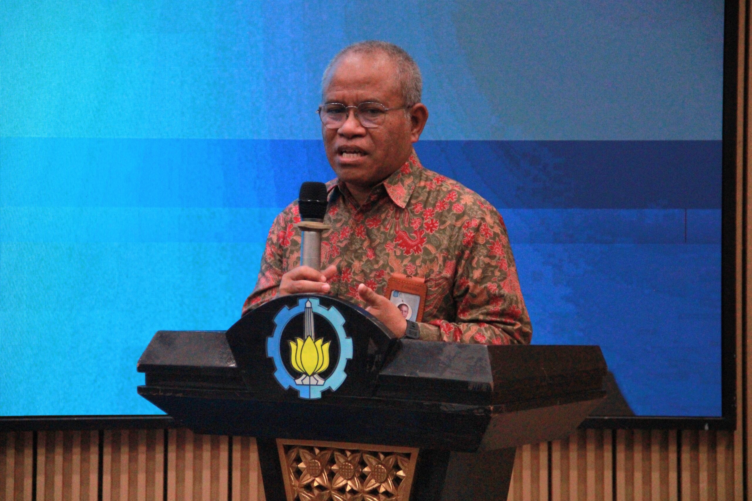 Wakil Rektor III ITS Imam Baihaqi ST MSc PhD saat menyampaikan sambutan pada pembukaan Creabiz International Week, Selasa (27/10)