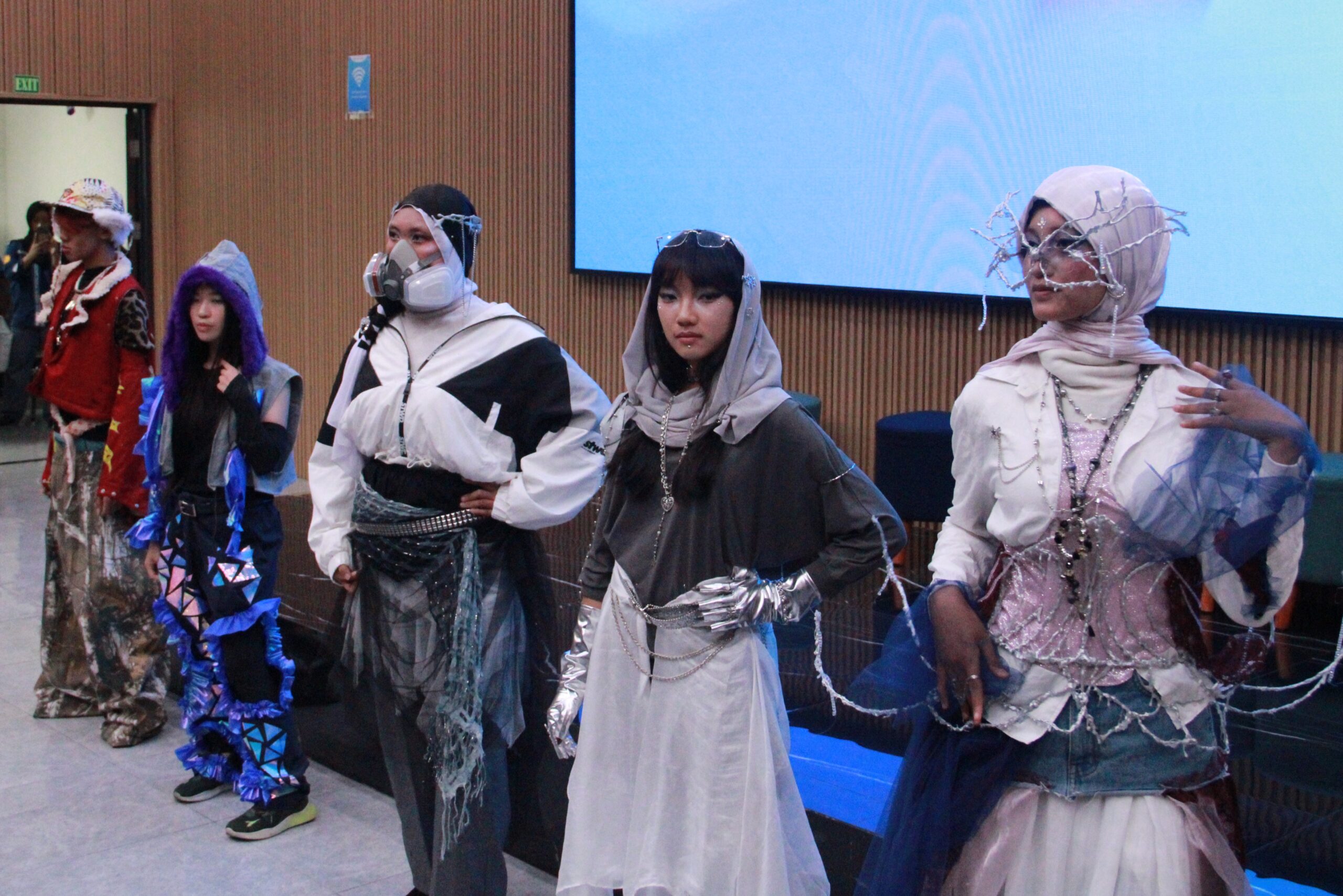 Gelaran fashion show oleh mahasiswa FDKBD ITS turut memeriahkan acara pembukaan Creabiz International Week (CIW)