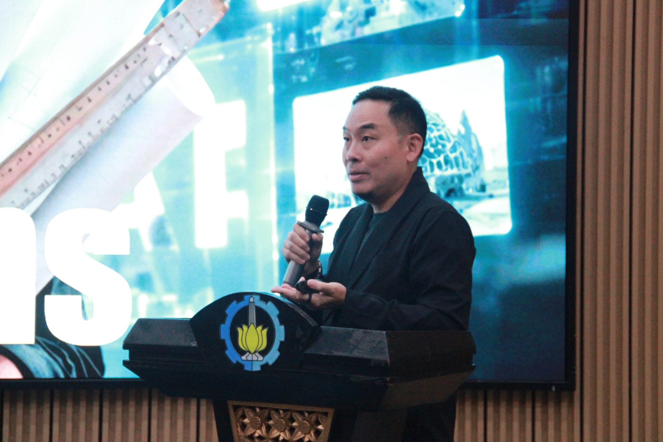 Founder and Chairman of Nota Design Group dan Design Principal of Keat Ong Design Prof Keat Ong saat mengisi seminar bertajuk Designing the Future: Navigating Technology, Society, Business, and Global Transformation