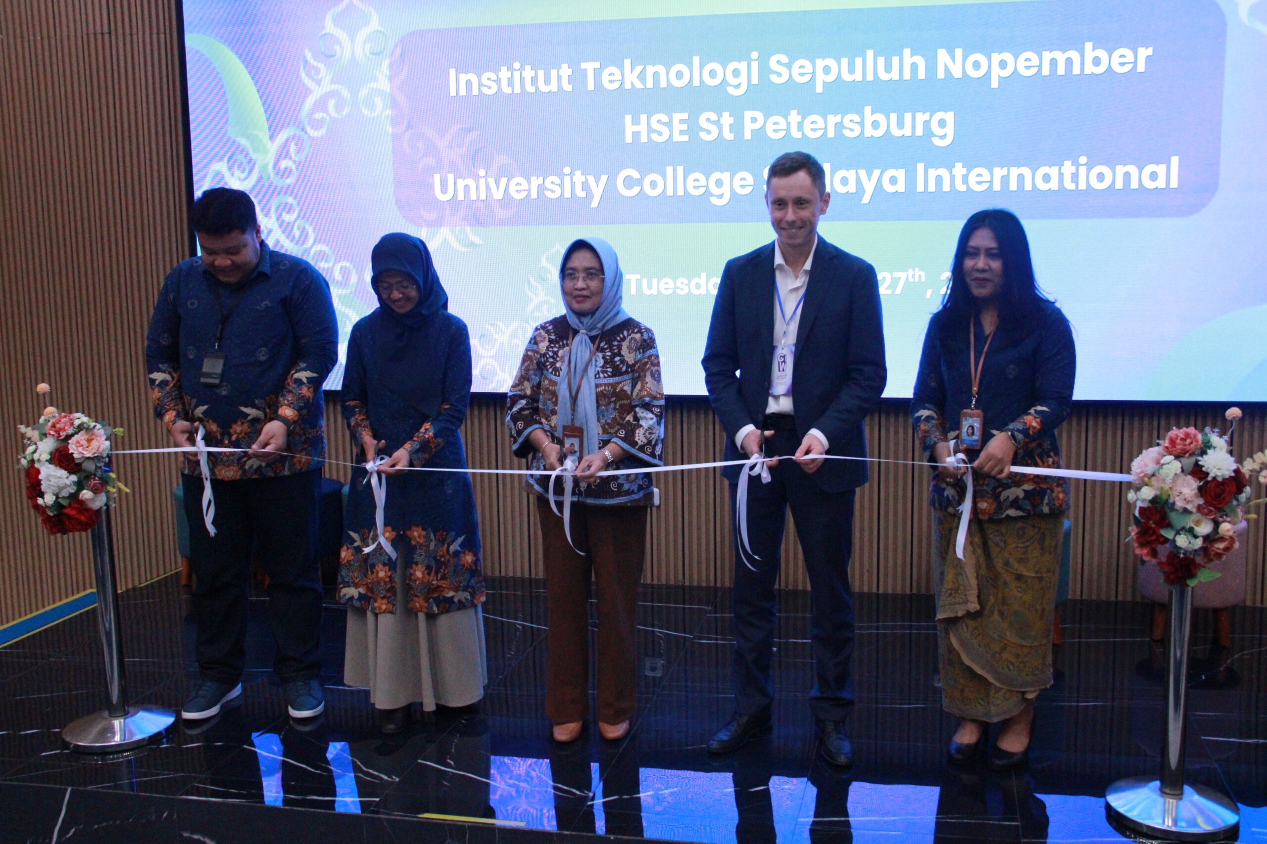 Jajaran pimpinan ITS bersama perwakilan HSE University, Saint Petersburg, Rusia saat melakukan pengguntingan pita tanda dibukanya program double degree ITS dengan kampus mitra