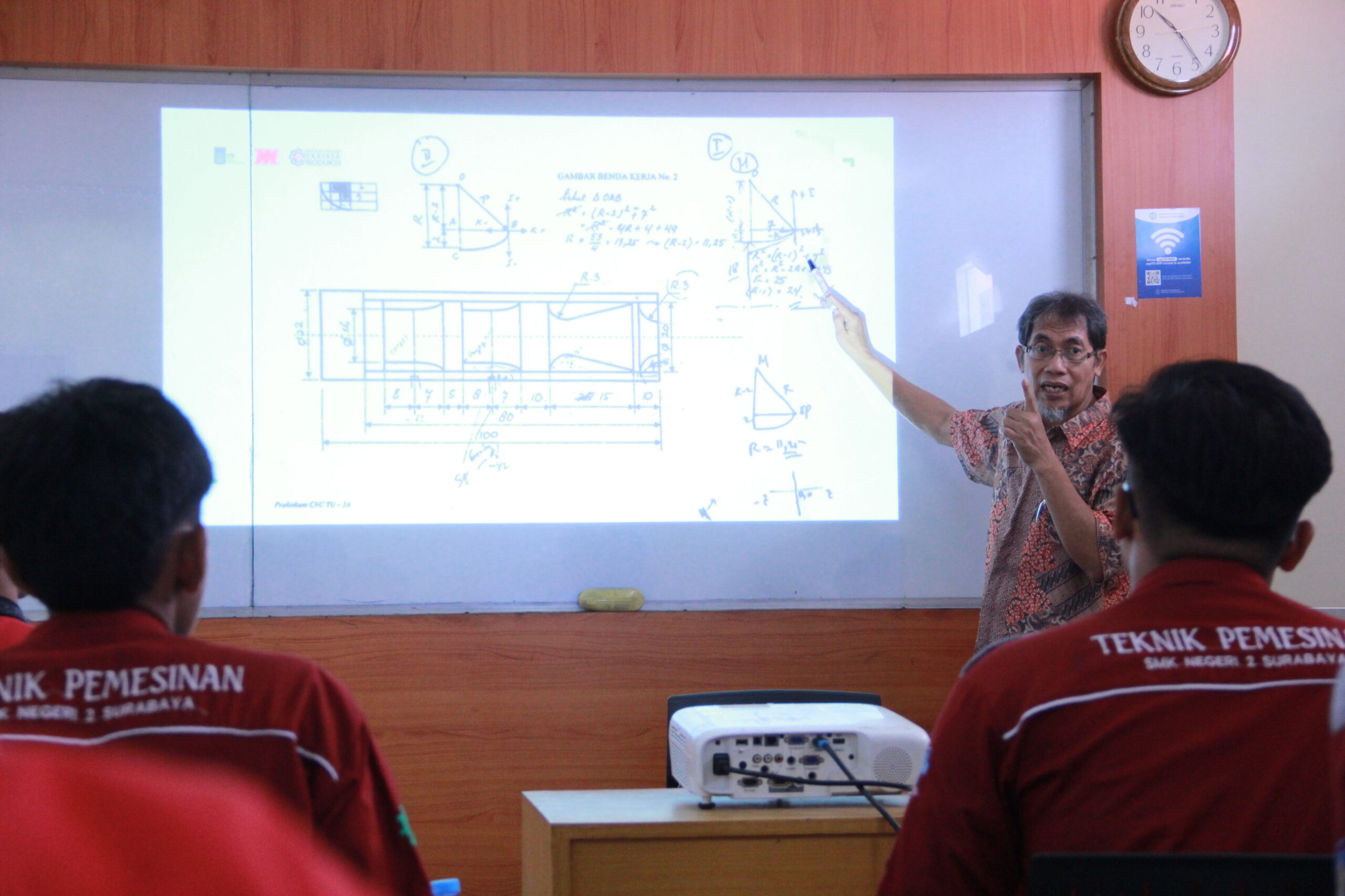 Gambar Dosen Departemen Teknik Mesin ITS memberikan dasar teori kepada siswa SMK