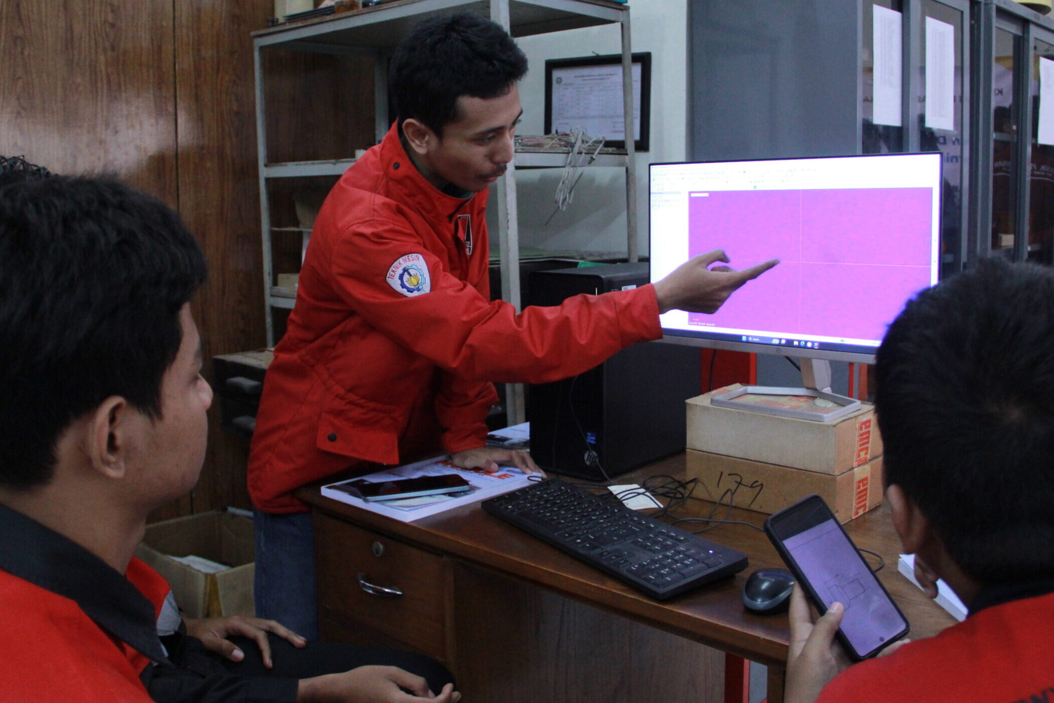 Salah satu instruktur memberikan pengarahan terkait penggunaan perangkat lunak Mastercam