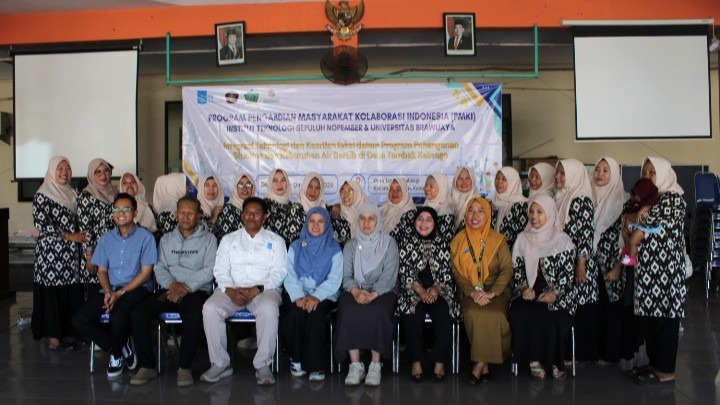 Tim PMKI 2026 bersama perangkat desa dan kader posyandu dalam pembukaan program PMKI kolaborasi ITS dan UB 2026