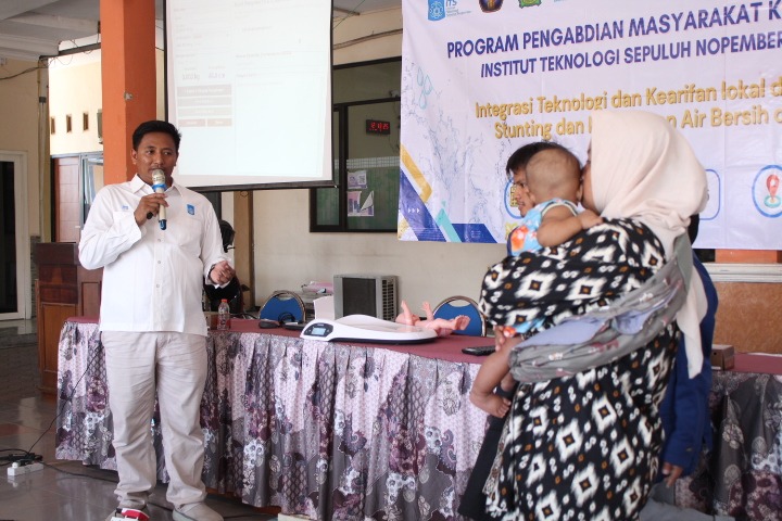 Ketua PMKI 2026 Eko Agus Suprayitno SSi MT menjelaskan mengenai alat skrining kesehatan dan gizi balita kepada kader posyandu