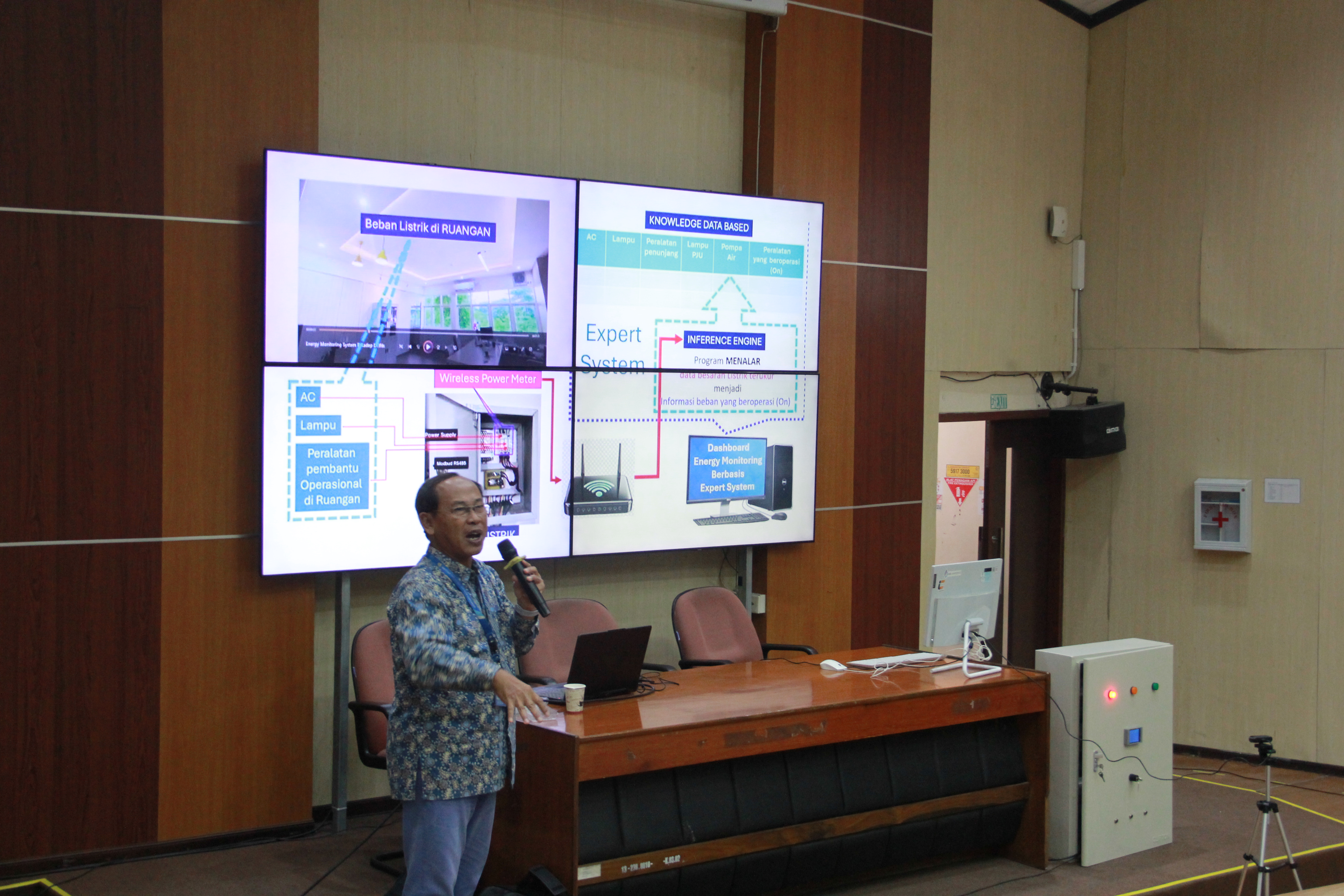 Potret Dr Ir Totok Soehartanto DEA Menjelaskan mengenai inovasi smart energy monitoring system