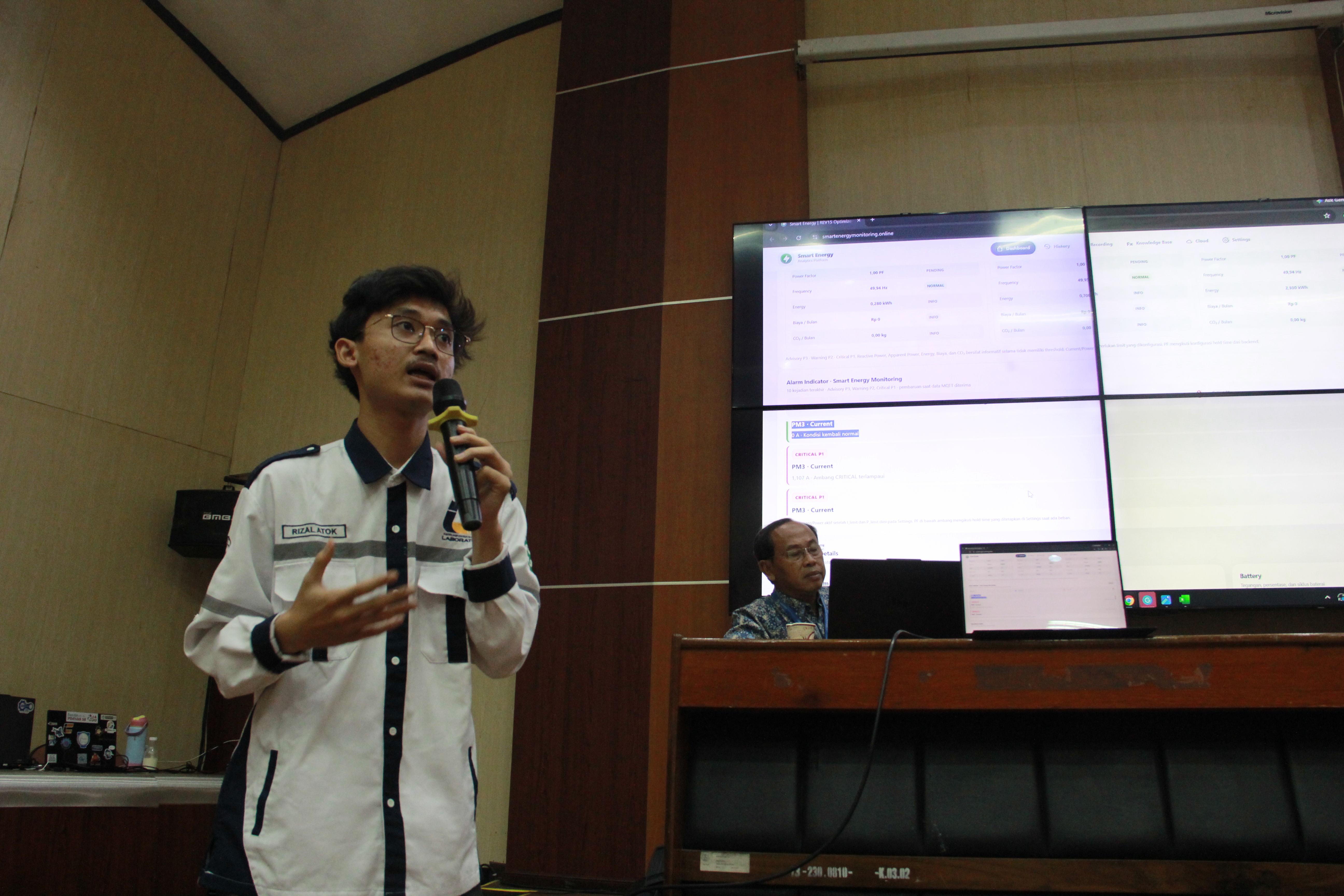 Potret Mochammad Sofiyur Rochman menjelaskan pembacaan penggunaan listrik hingga ke perhitungan bayarannya