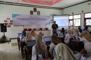 Perkuat Kompetensi Digital, ITS Latih Guru dan Siswa Manfaatkan AI